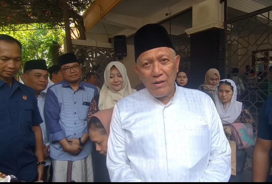 Pengasuh Ponpes Tebuireng KH Abdul Hakim Mahfudz saat memberikan keterangan soal Pahlawan Nasional usai ziarah makam Gus Dur. (Karimatul Maslahah/kabarterdepan.com