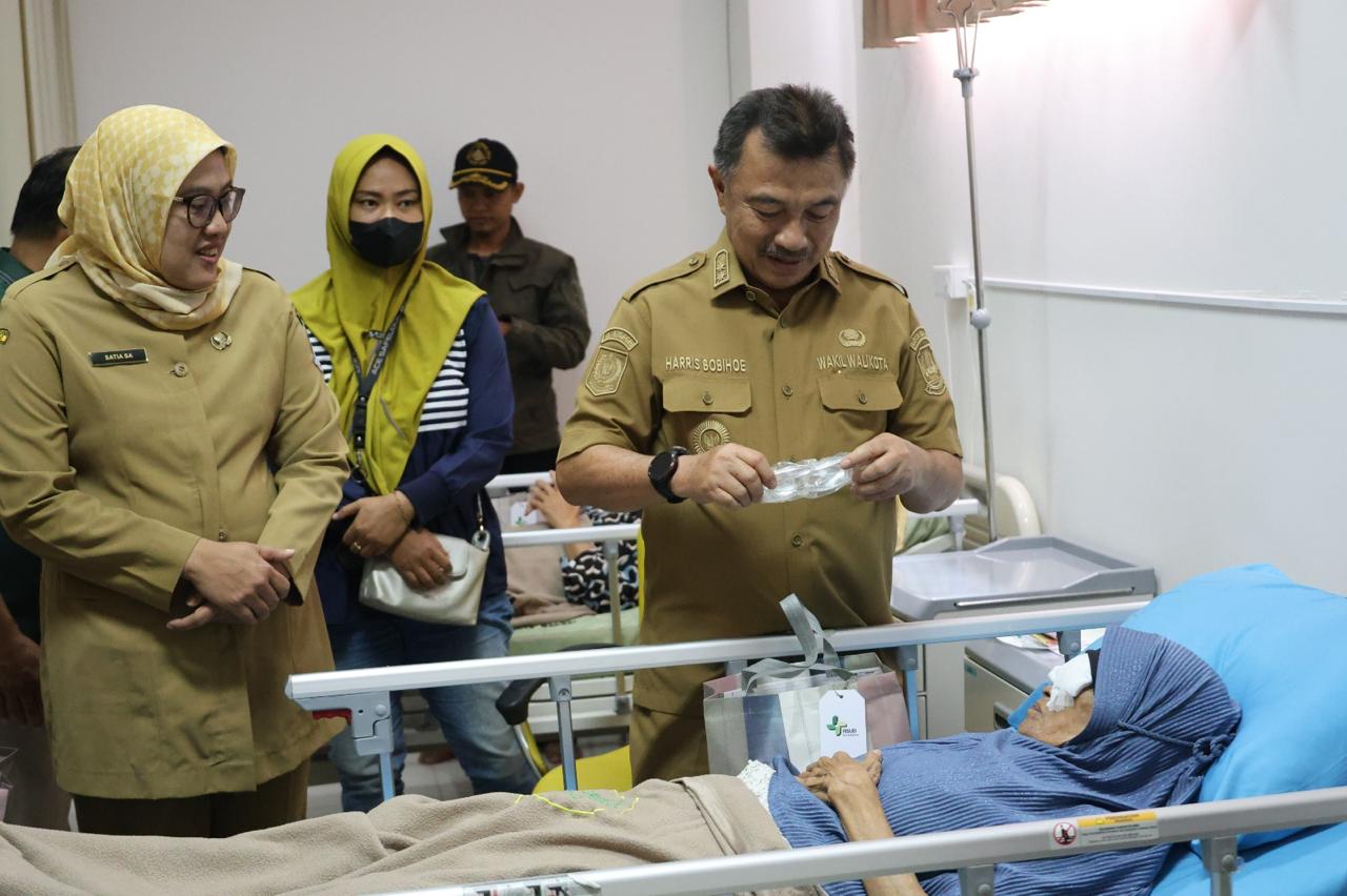 Wakil wali Kota Bekasi Abdul Harris Bobihoe didampingi Kadinkes drh. Satia Sriwijayanti Anggraini saat meninjau operasi katarak gratis di RSUD Bantar Gebang 