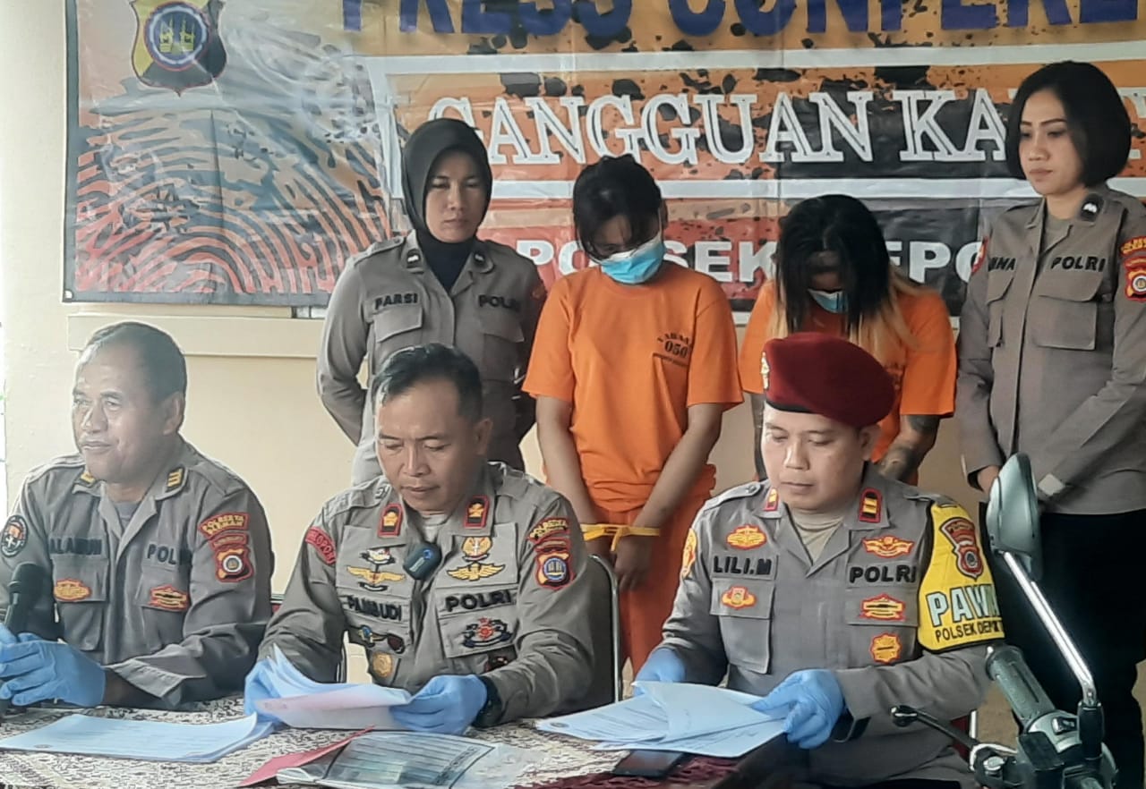 VLA (baju orange kiri) dan selebgram RDO (baju orange kanan) dalam jumpa pers di Mapolsek Depok Timur, Depok, Sleman, DIY, Selasa (11/11/2025). (Hadid Husaini/kabarterdepan.com)