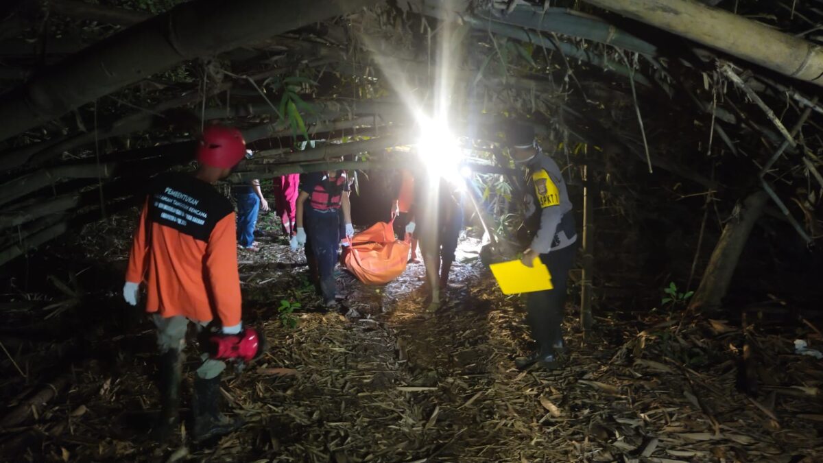 Petugas saat mengevakuasi mayat terapung di Sungai Progo Bantul, Selasa (11/11/2025). (Polres Bantul for kabarterdepan.com)