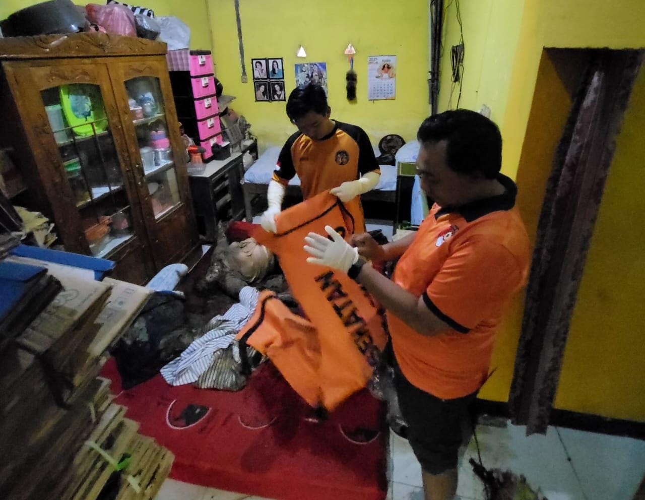 Relawan saat mengevakuasi jenazah lansia di Jombang. (Karimatul Maslahah/kabarterdepan.com)