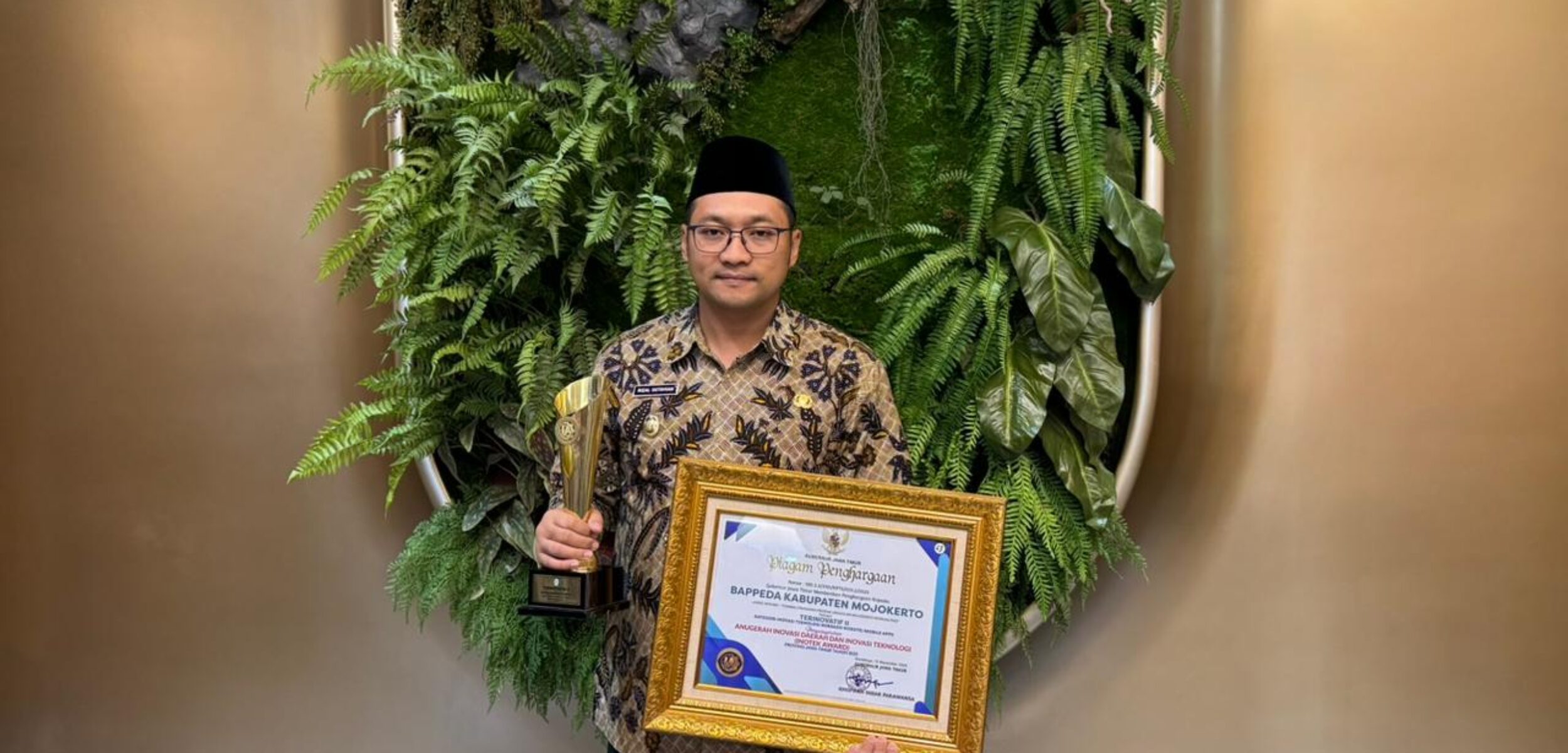 Wakil Bupati Mojokerto M. Rizal Octavian menerima penghargaan bergengsi dalam ajang Anugerah INOTEK Award 2025. (Kominfo Kab Mojokerto)