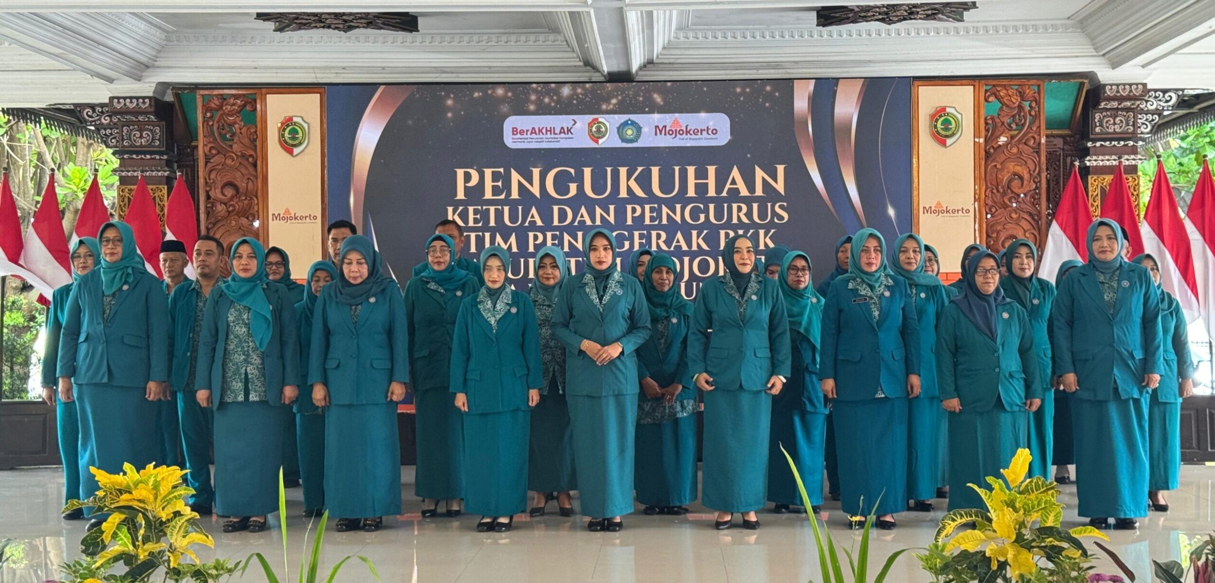 Pemerintah Kabupaten Mojokerto secara resmi mengukuhkan jajaran Ketua dan Pengurus Tim Penggerak PKK Kabupaten Mojokerto untuk masa bakti 2025–2030. (Kominfo Kab Mojokerto)