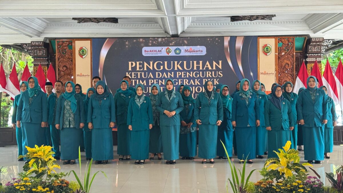 Pemerintah Kabupaten Mojokerto secara resmi mengukuhkan jajaran Ketua dan Pengurus TP PKK Mojokerto untuk masa bakti 2025–2030. (Kominfo Kab Mojokerto)