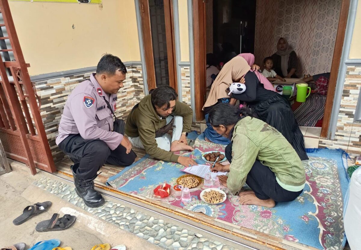 Petugas kepolisian saat mendatangi rumah GM siswa MTs yang mendadak meninggal. (Karimatul Maslahah/kabarterdepan.com) 