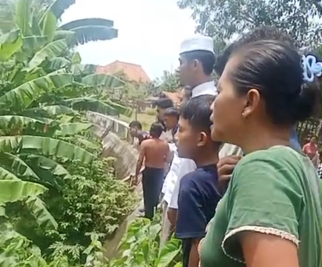Proses pencarian korban tewas tenggelam di Sampang yang dilakukan keluarga dan masyarakat setempat (fais/kabarterdepan.com)