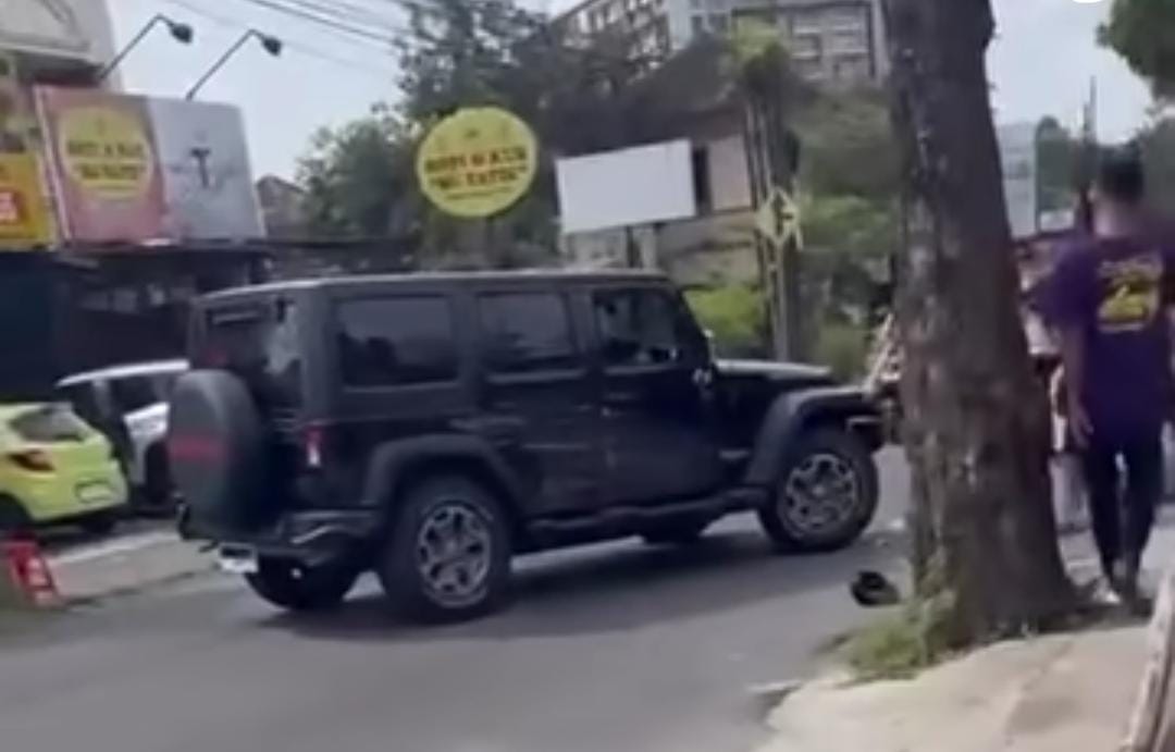 Kondisi Mobil Jeep Rubicon usai tabrak pemotor di Jalan Tentara Pelajar, Sariharjo, Ngaglik, Sleman, DIY, Minggu (16/11/2025). (Hadid Husaini)