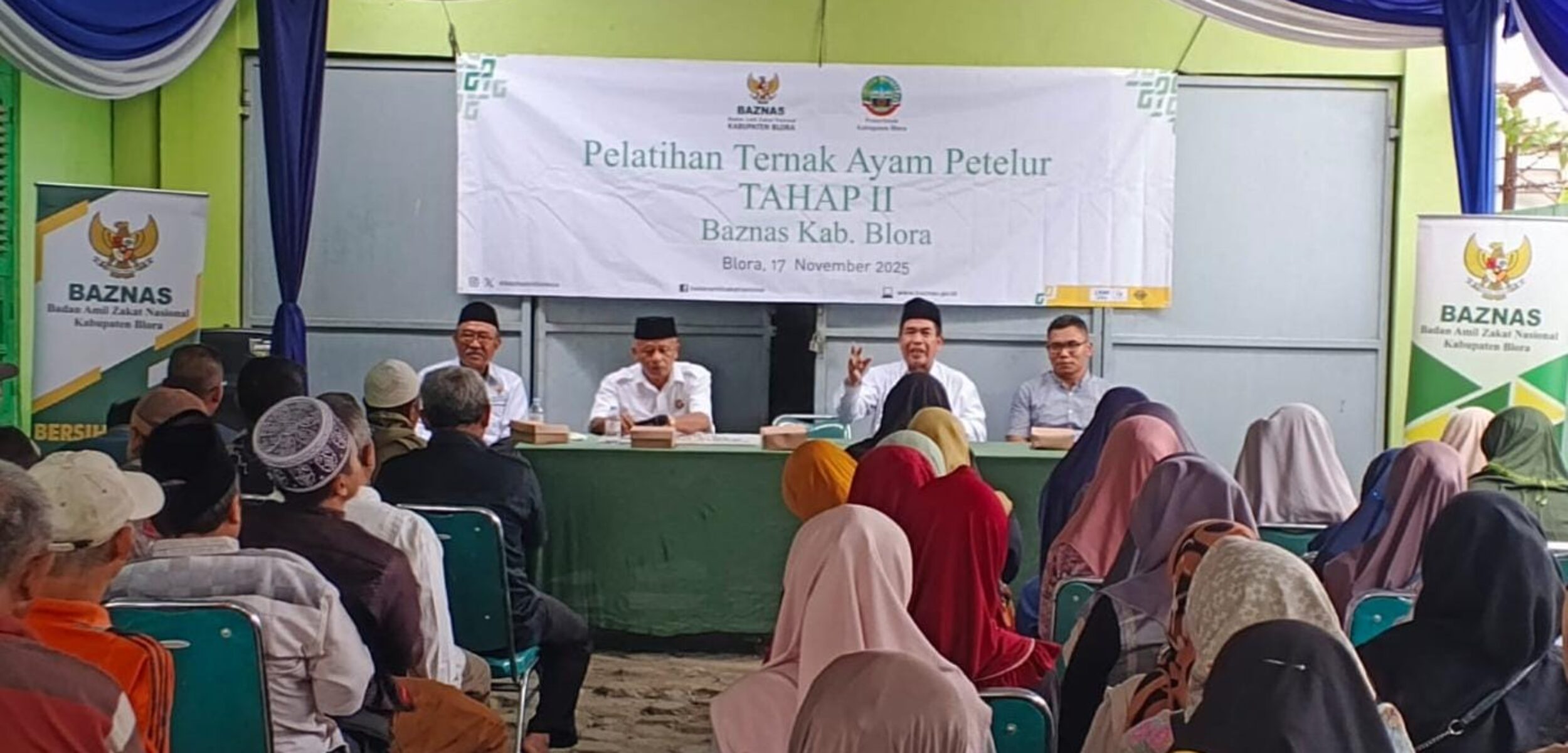 Penyaluran bantuan ternak ayam petelur di kantor Baznas Blora. (Rengga/kabarterdepan.com)