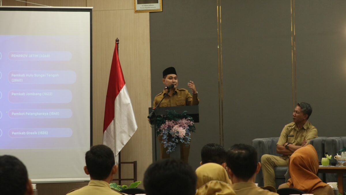 Bupati Mojokerto Muhammad Albarra dalam kegiatan Evaluasi Layanan Aduan Masyarakat via aplikasi SP4N-Lapor Damarmojo Tahun 2025. (Kominfo Kab Mojokerto)