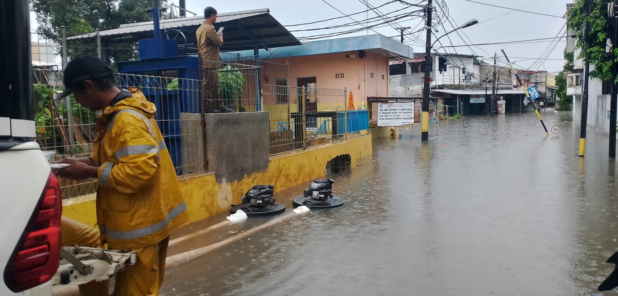 Hujan deras sebabkan Banjir di Bekasi. (Yanso/kabarterdepan.com)
