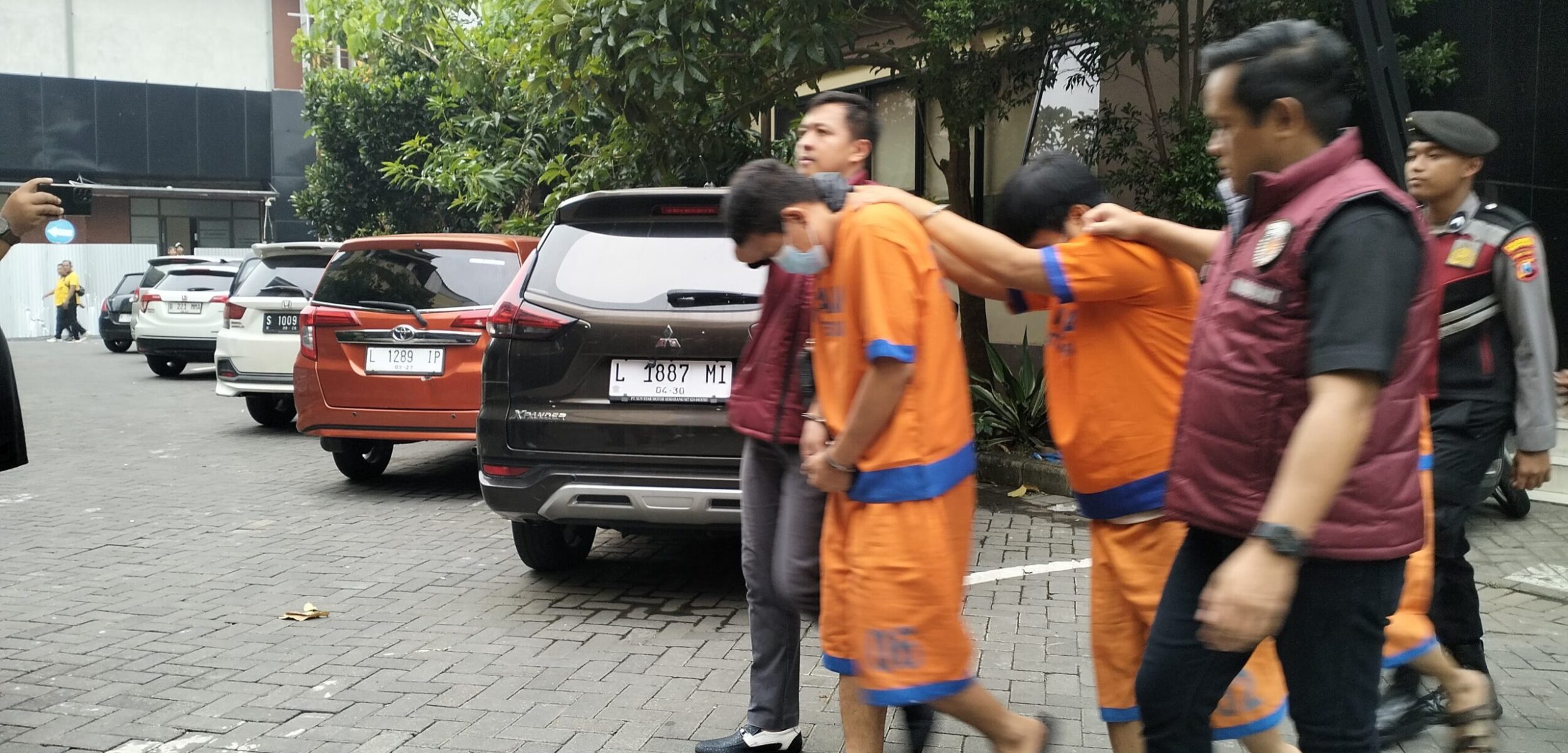 Pelaku sindikat ganjal ATM saat diamankan Satreskrim Polresta Sisoarjo. (Redaksi/kabarterdepan.com) 