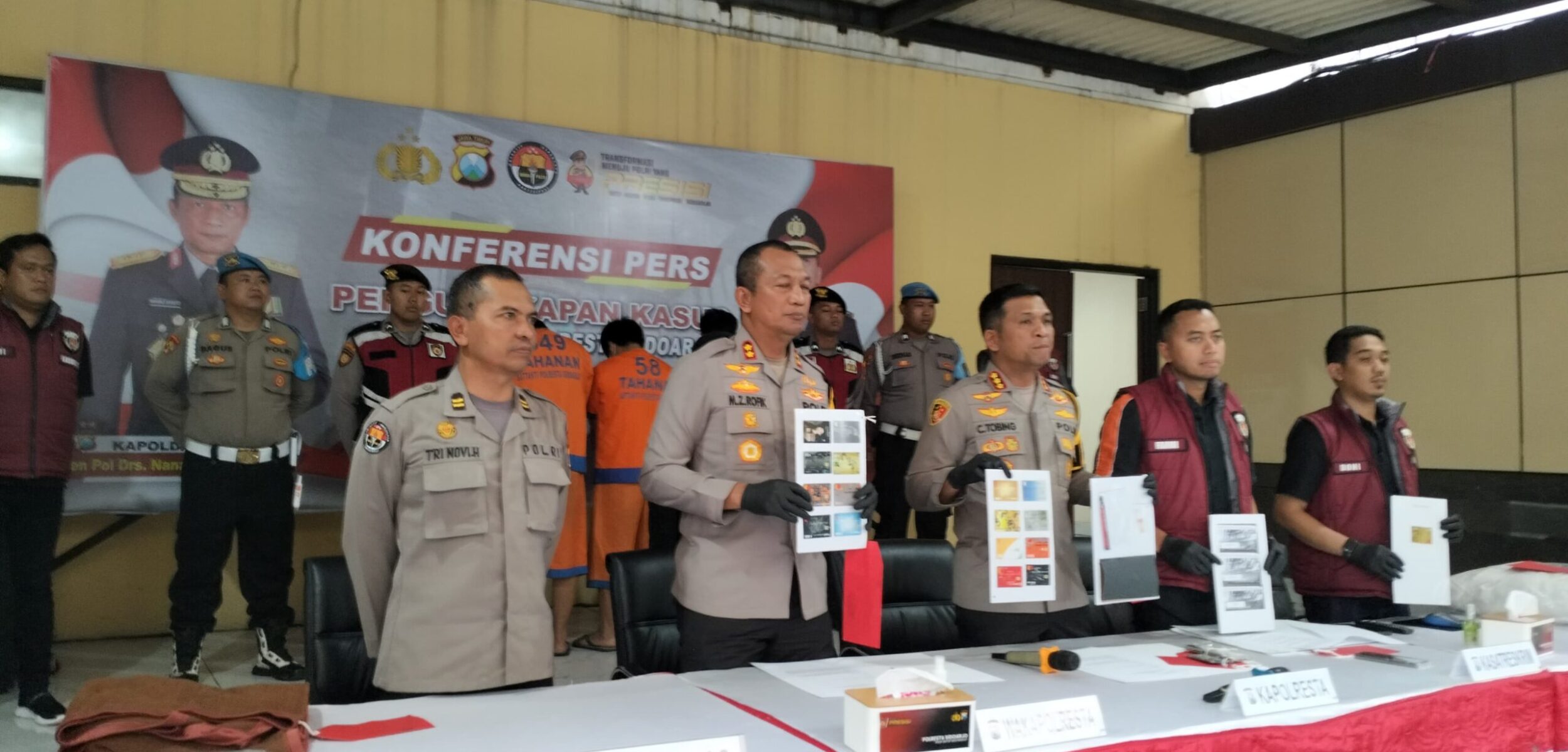 Konferensi pers kasus open BO MiChat di Mapolresta Sidoarjo