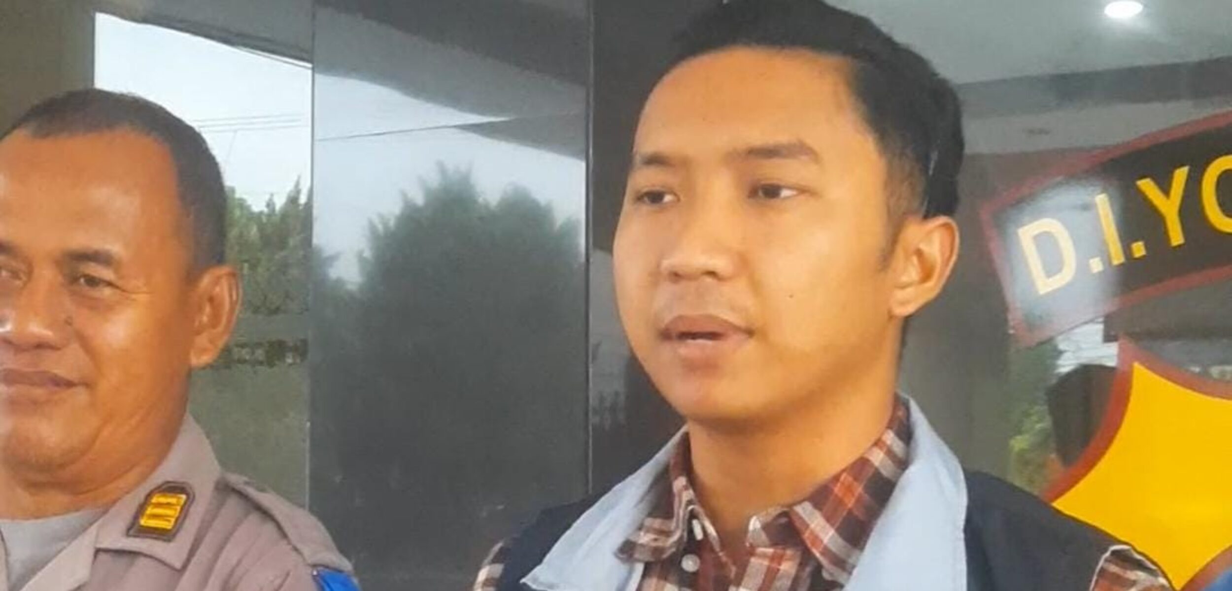 PS Kanit Pidum Satreskrim Polresta Sleman, Ipda Hanif Aqil saat memberikan keterangan terkait pelaku pemukulan driver ojol, Rabu (19/11/2025). (Hadid Husaini/kabarterdepan.com)