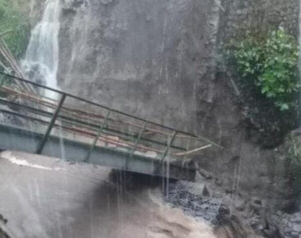 Diterjang Hujan Deras, Jembatan di Kutorejo Mojokerto Ambruk