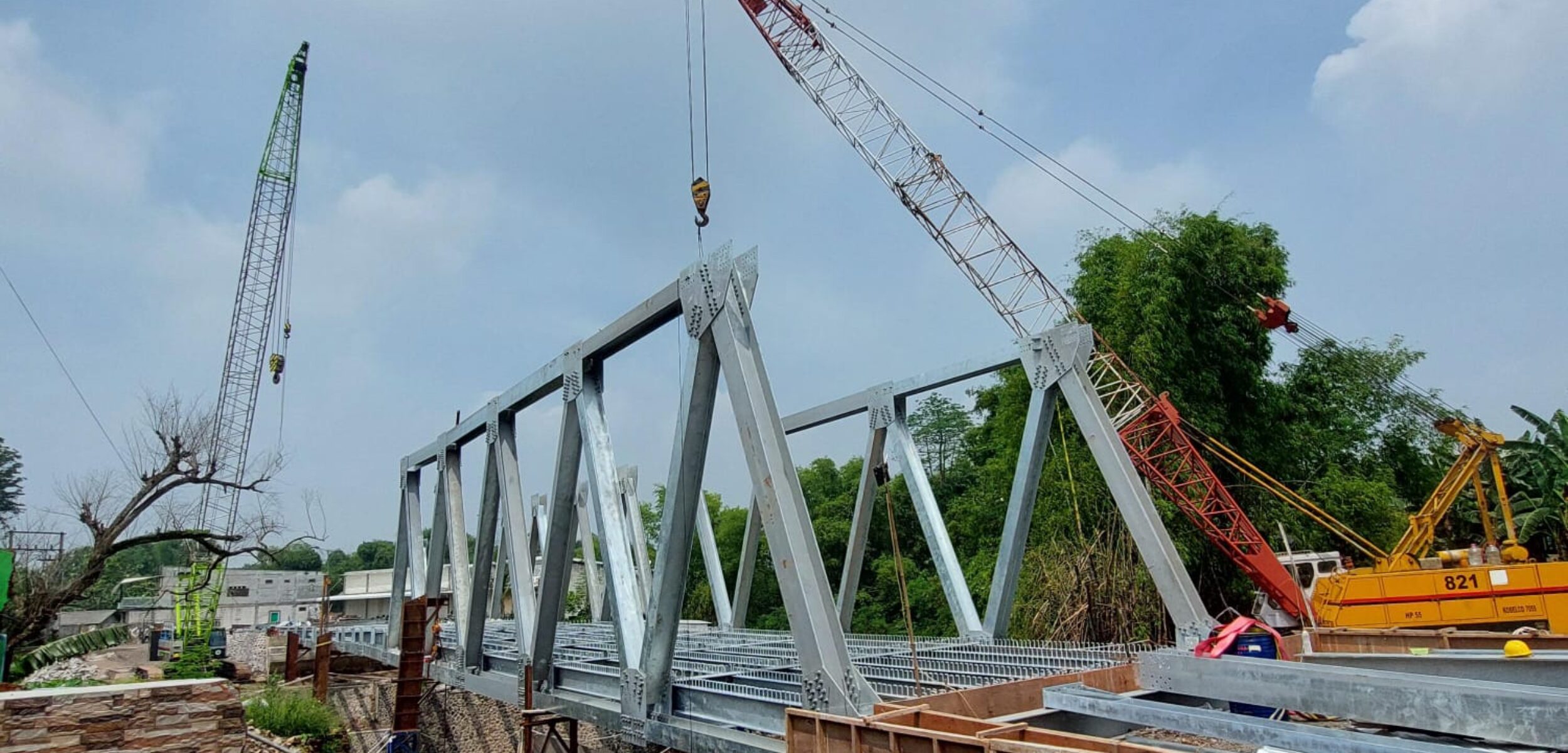 Kondisi proyek jembatan Lebaksono di Desa Lebaksono, Kecamatan Pungging, Kabupaten Mojokerto semakin mendekati tahap akhir (Andy / Kabarterdepan.com)