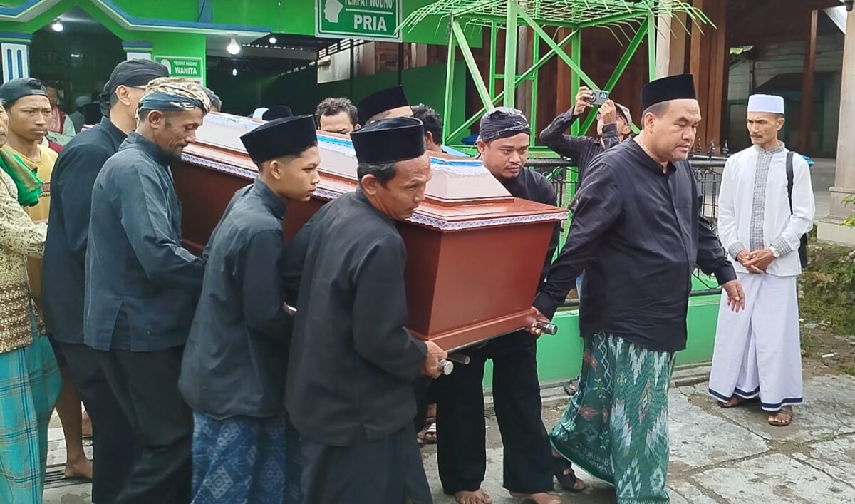 Bupati Blora, Arief Rohman ikut mengangkat peti jenazah Panutan Sedulur Sikep, Mbah Lasiyo ke mobil ambulance. (Foto: Rengga/kabarterdepan.com)