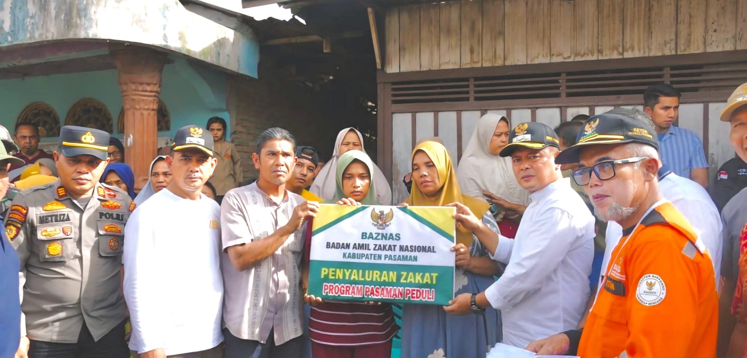 Bupati Pasaman Welly Suhery dan Wakil Bupati Parulian menyerahkan bantuan kepada korban kebakaran di Panti, Sabtu (22/11/2025). (FajarPR/Kabarterdepan)