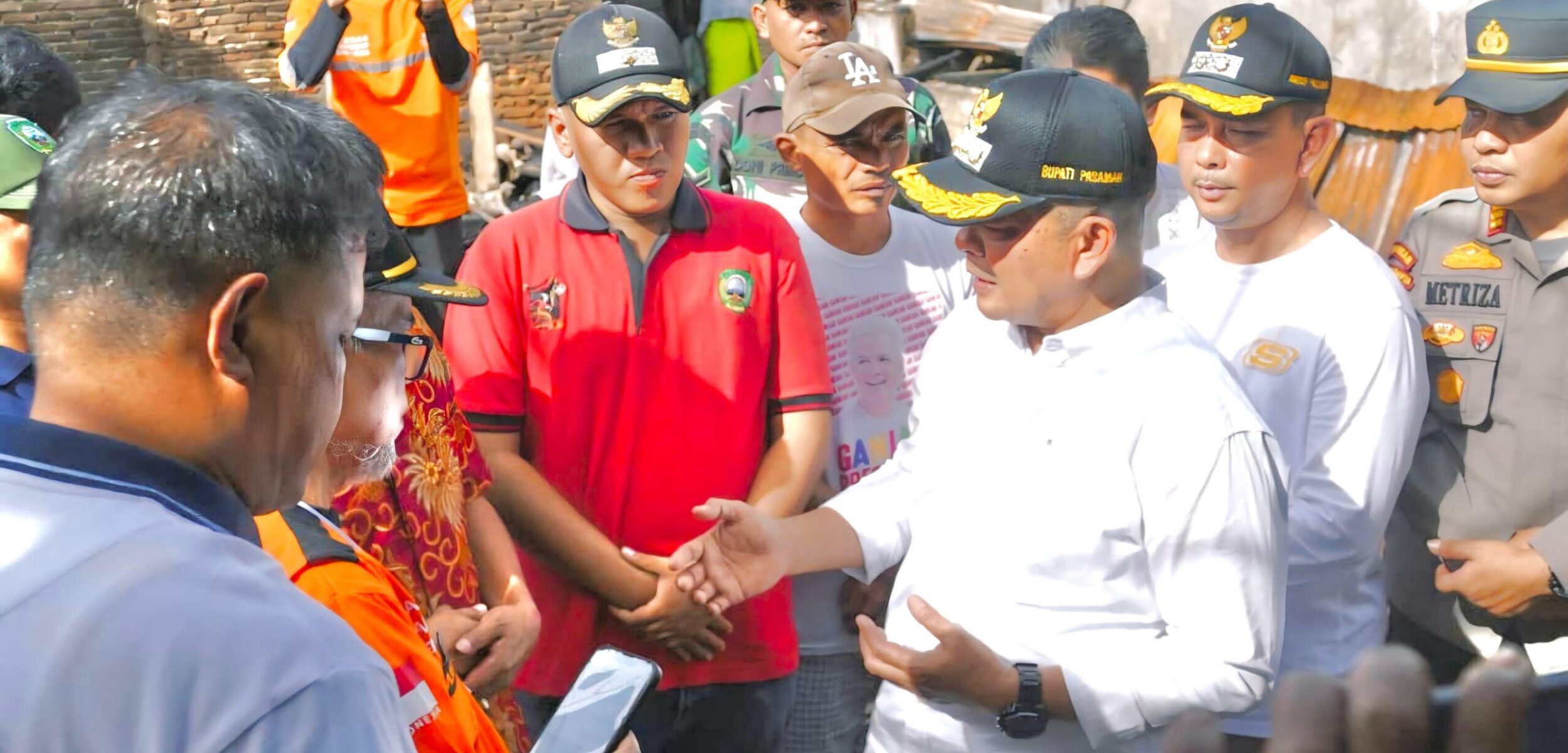 Bupati Pasaman saat meninjau lokasi kebakaran.