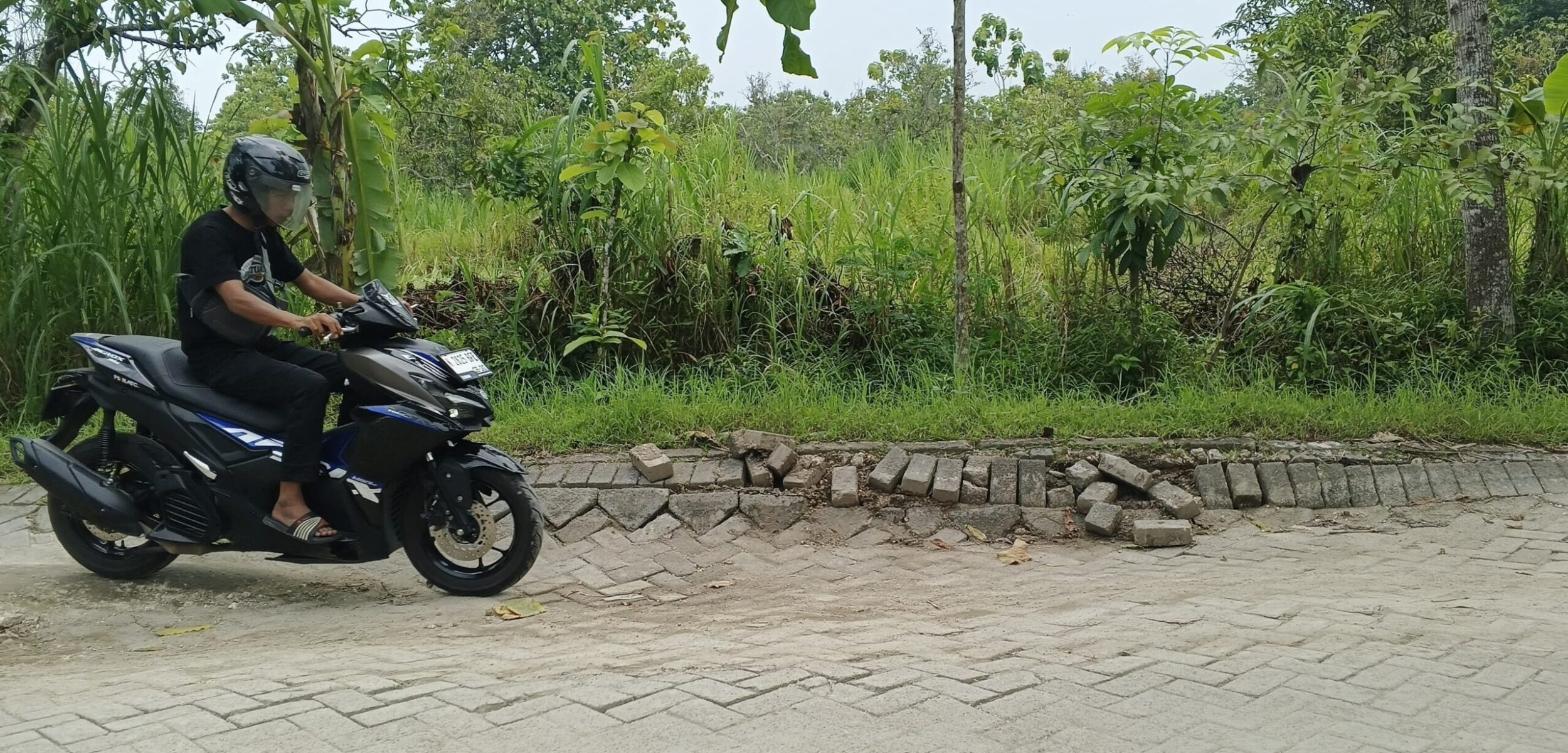 Jalan Desa Sambongrejo, Kecamatan Tunjungan, Kabupaten Blora. (Foto: Rengga/kabarterdepan.com)