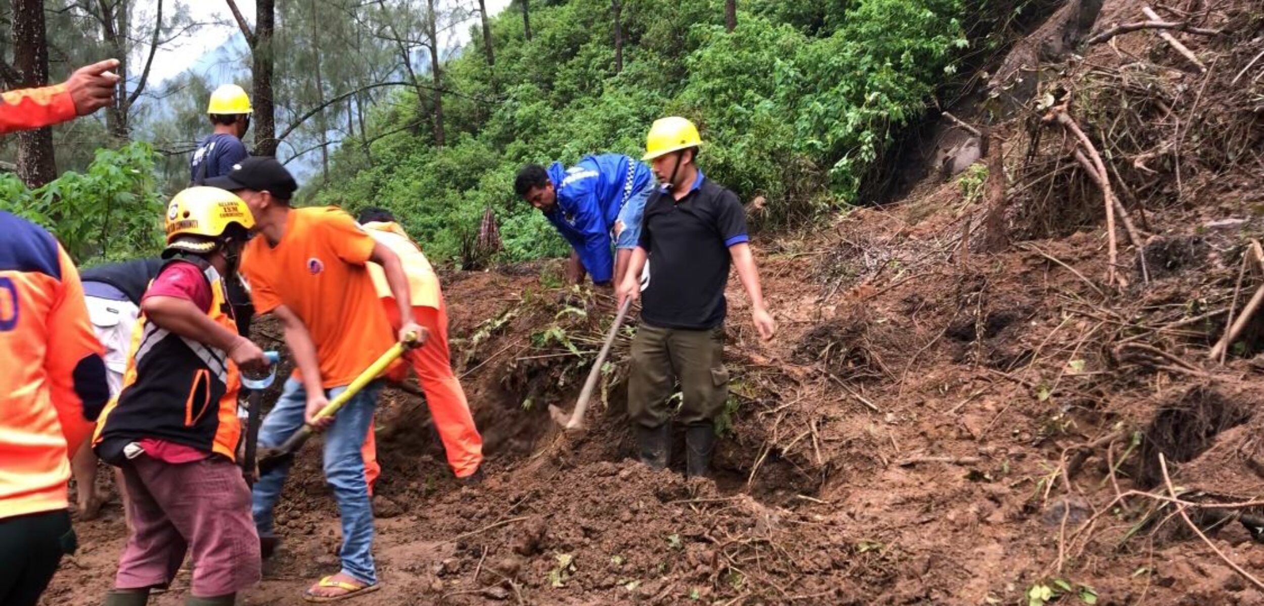 Jalur Wisata Cangar – Pacet Lumpuh oleh Longsor, Akibat Hujan Deras