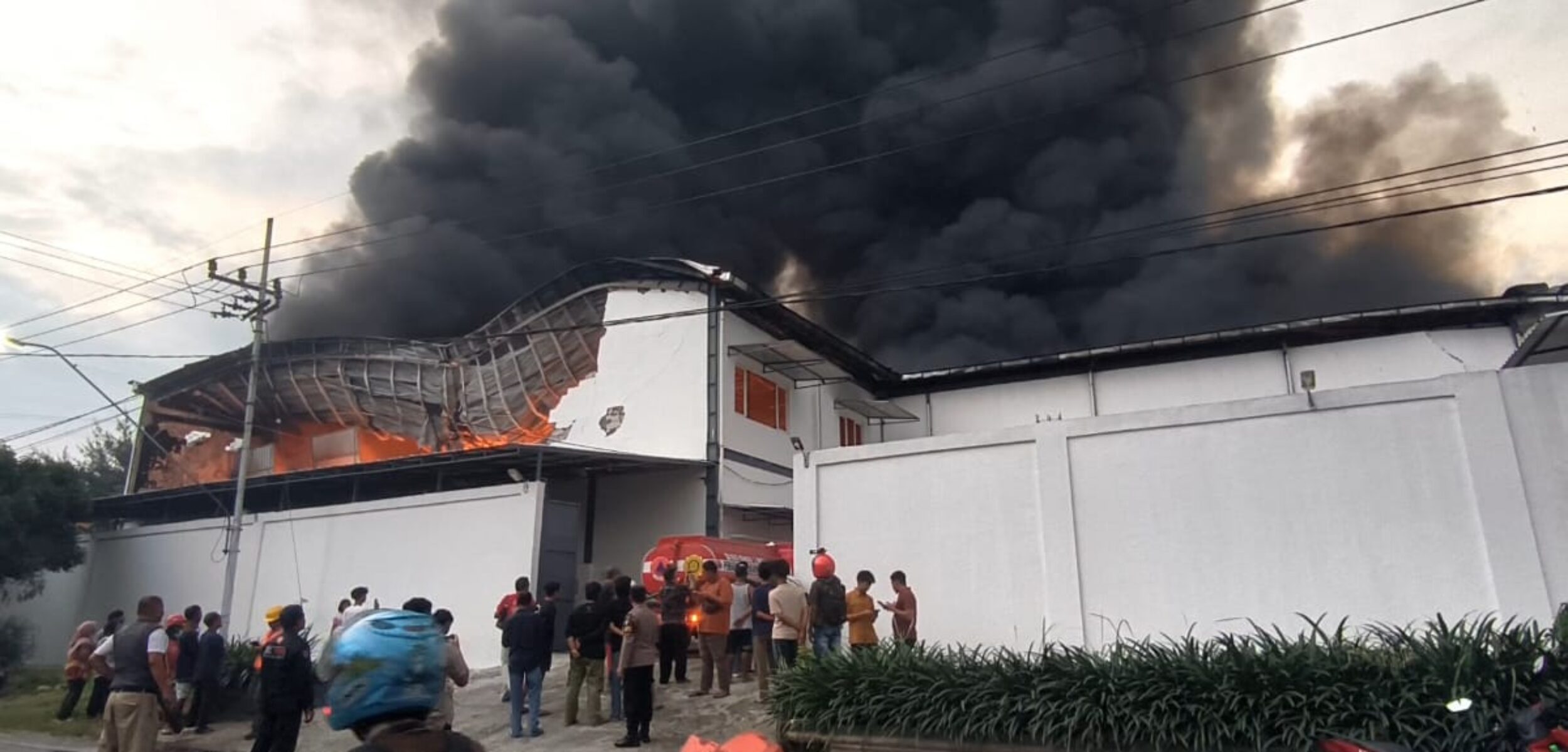 Gudang Barang Impor di Jombang Terbakar Hebat, Begini Kronologinya