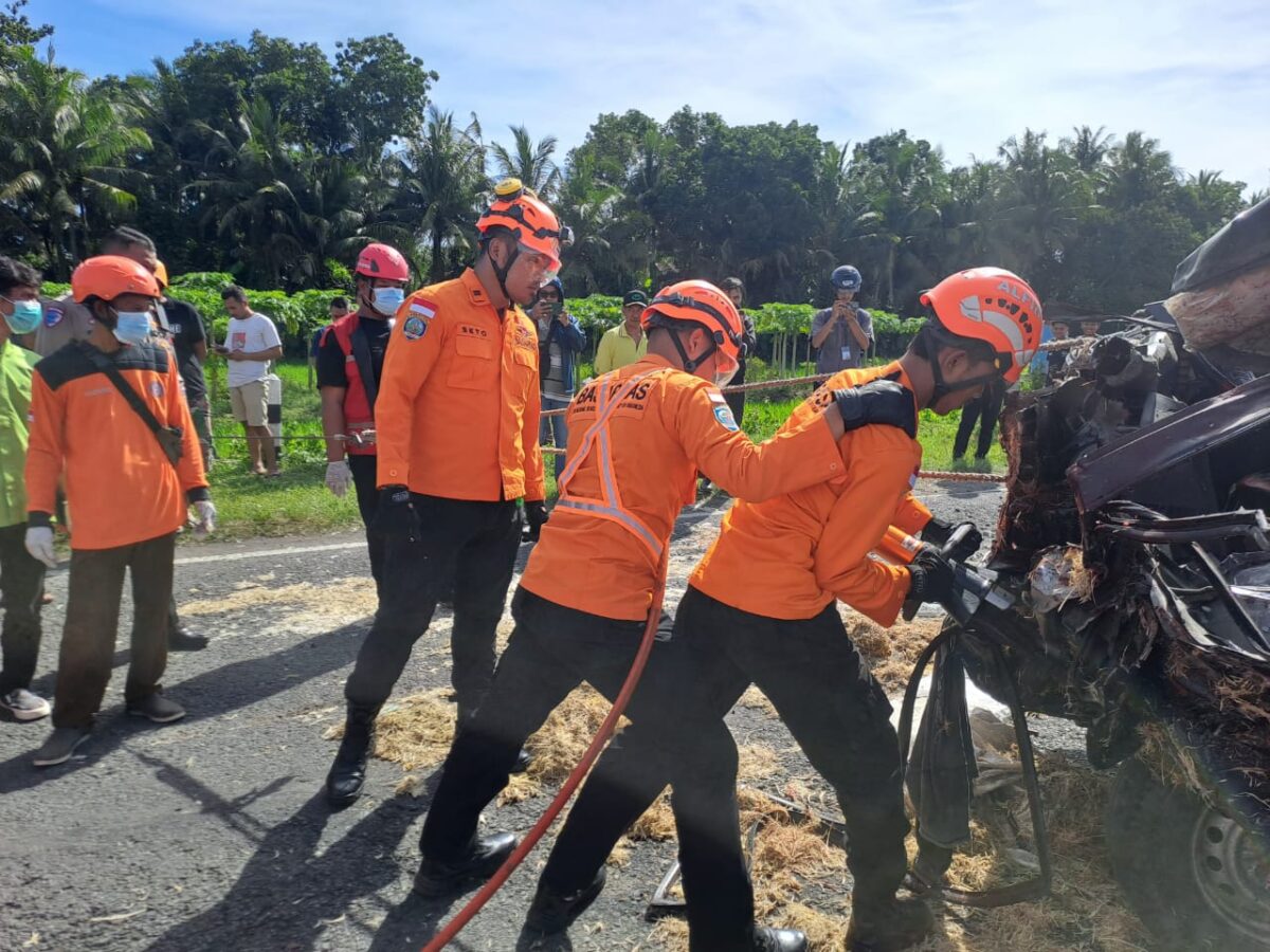 Petugas evakuasi korban tewas kecelakaan maut di Kulon Progo, DIY, Senin (23/11/2025). (SAR Yogyakarta for kabarterdepan.com)