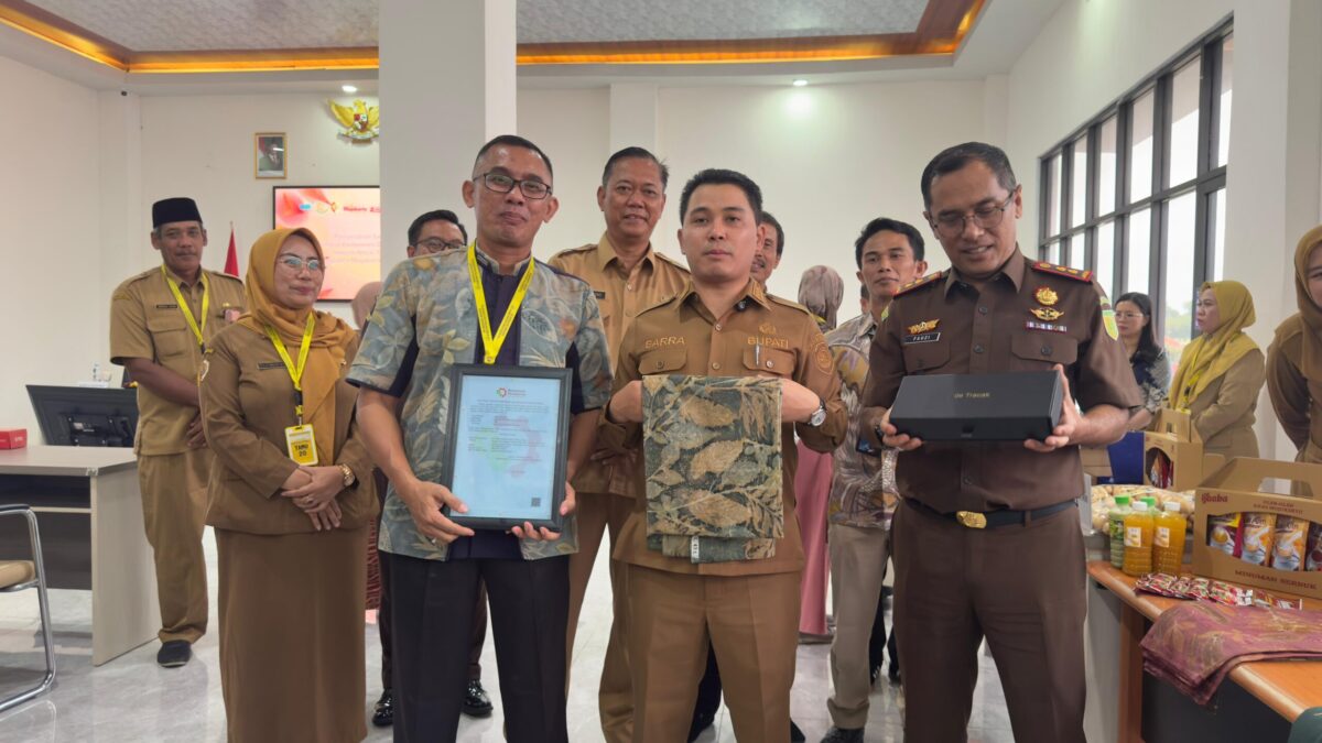 Bupati Mojokerto Muhammad Albarra memfasilitasi Sertifikasi Tingkat Komponen Dalam Negeri (TKDN) bagi 30 pelaku industri kecil. (Kominfo Kab Mojokerto)