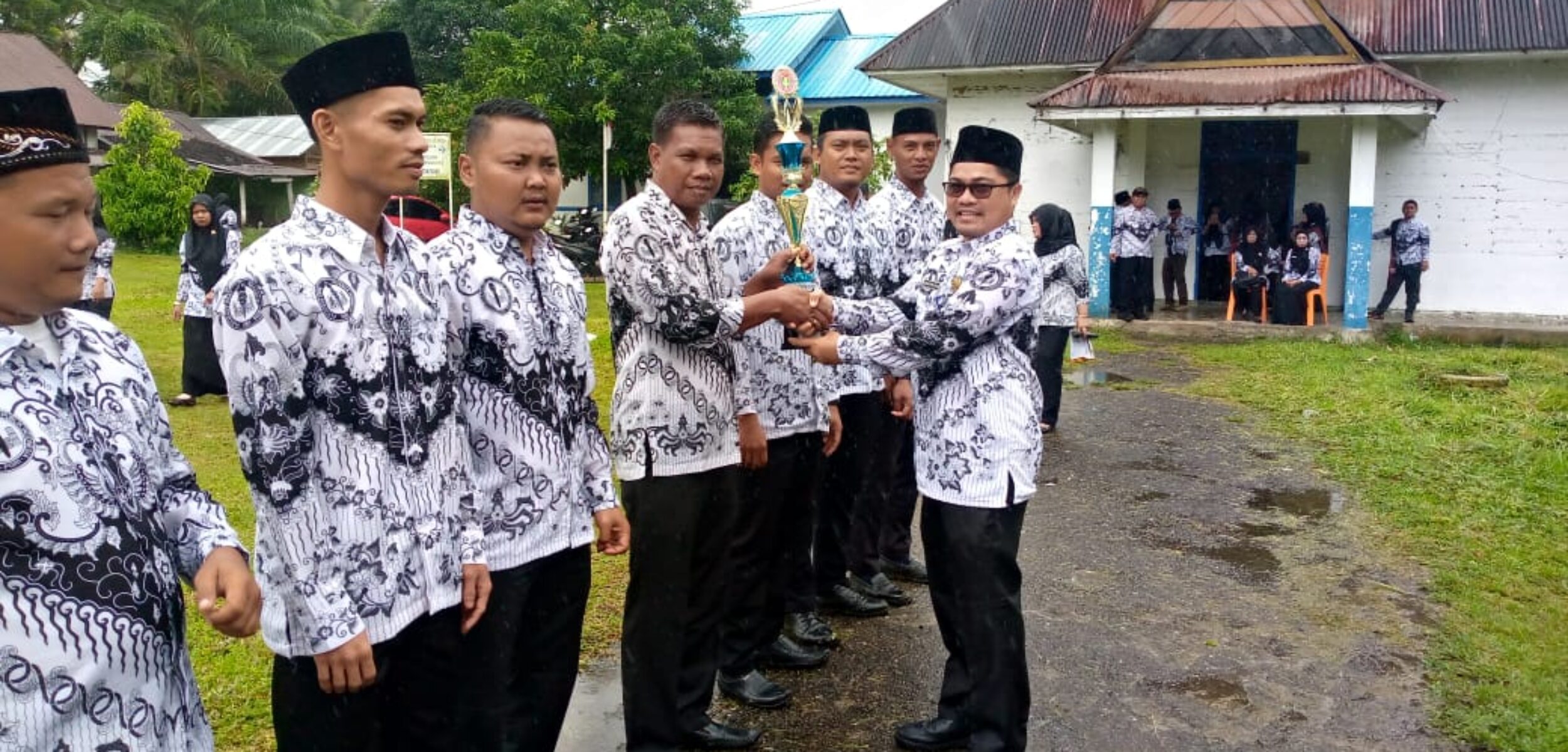 Sejumlah guru tetap semangat ikuti upacara HUT ke-80 PGRI.