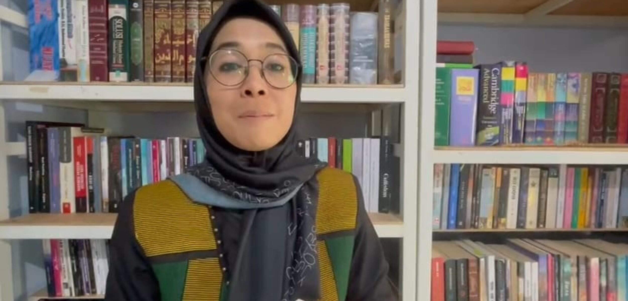 Ni’matuz Zahroh, guru asal Desa Keras, Kecamatan Diwek, Jombang bersama penghargaan rekor muri menulis ratusan buku dan juga tumpukan karyanya. (Karimatul Maslahah/kabarterdepan.com)