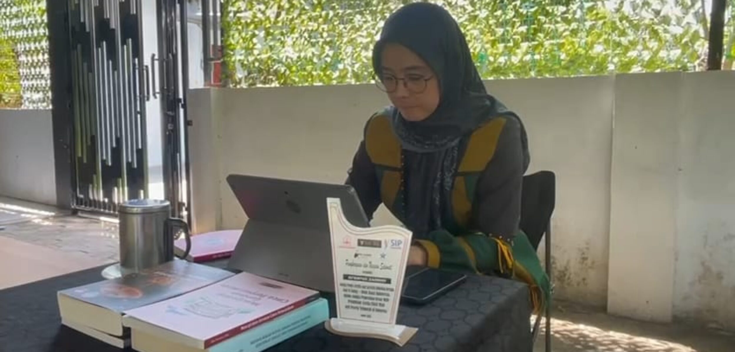 Guru inspiratif membagi waktu mengajar dan menulis