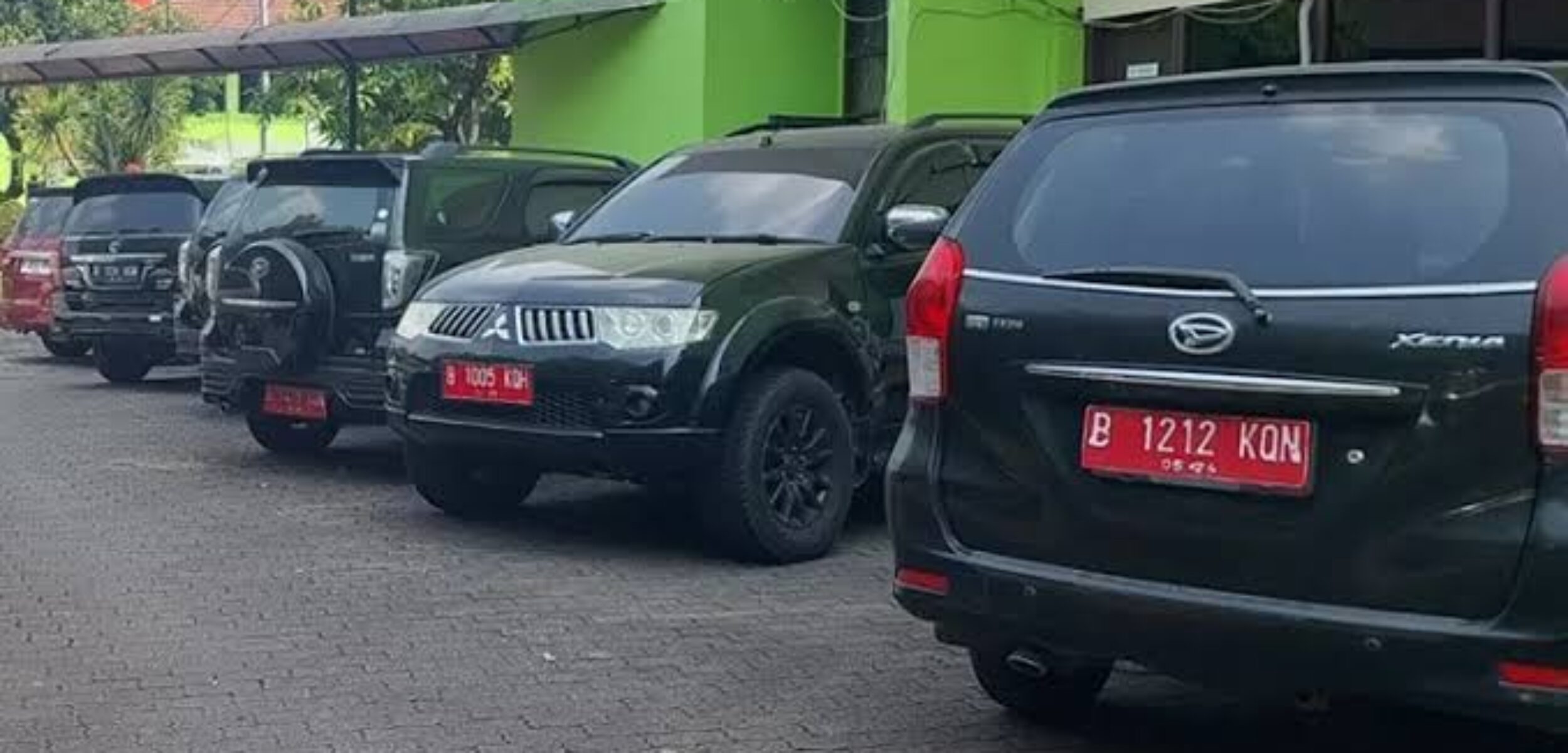 PEMKOT BEKASI: Mobil Dinas yang dikembalikan mantan sekda kota Bekasi Tjandra Utama Effendi. (Yanso/kabarterdepan.com) 