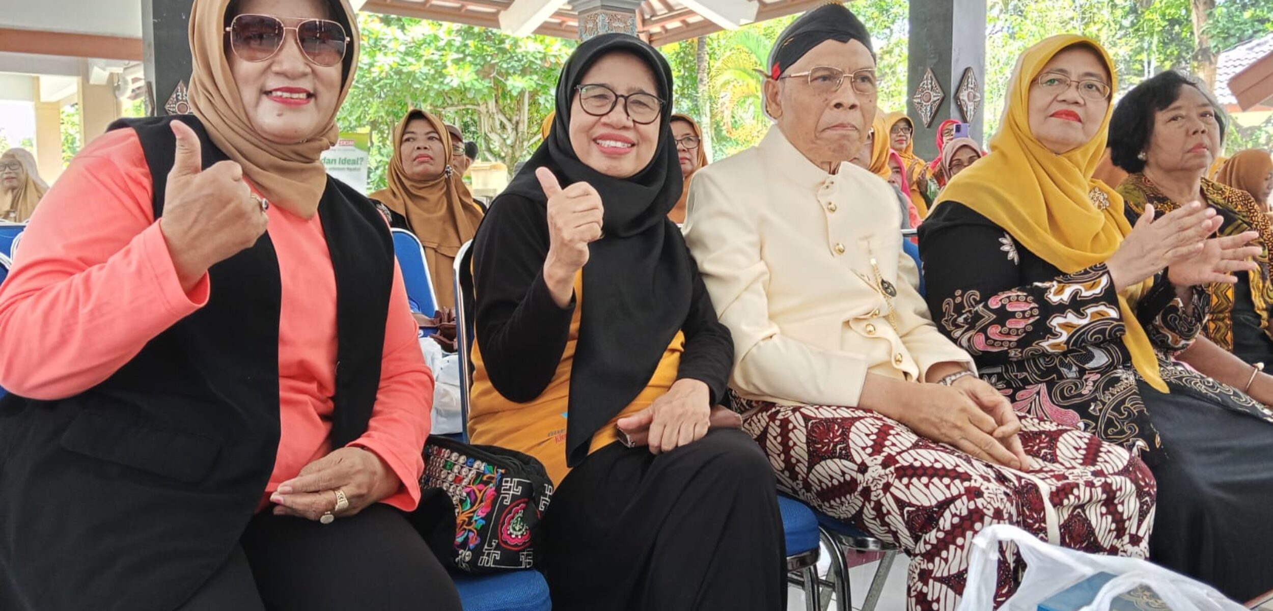 Mantan Sekda Sleman Sunartono (tengah) saat menghadiri pertenuan rutin pensiunan ASN Dinas Kesehatan (Dinkes) Sleman di Rumah Dinas Bupati Sleman, Beran, Tridadi, Sleman, DIY, Selasa (25/11/2025). (Redaksi)