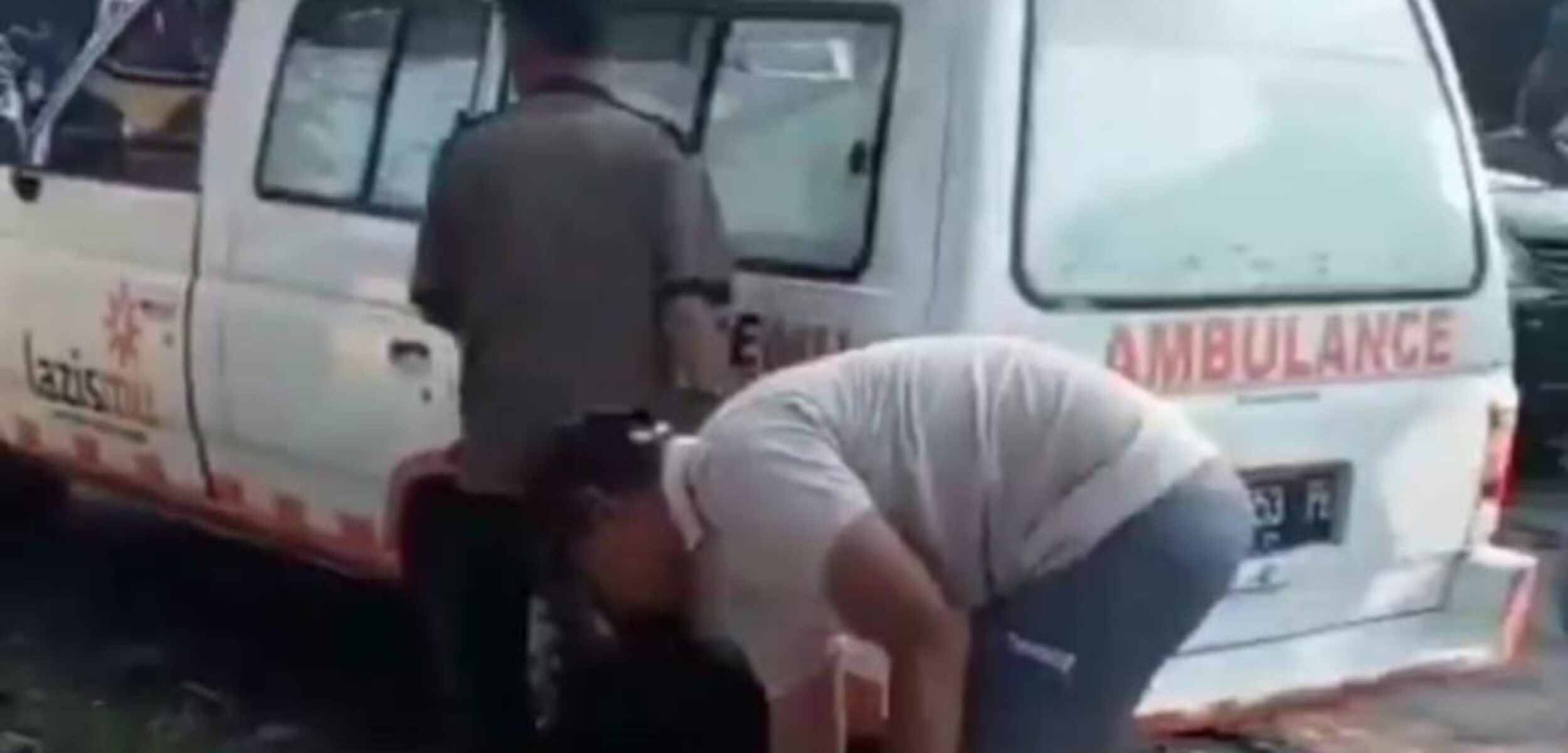 IMG 20251125 WA0166 1 Petugas mengevakuasi korban terlindas mobil di jalan Tarik Sidoarjo. (Anies/kabarterdepan.com)