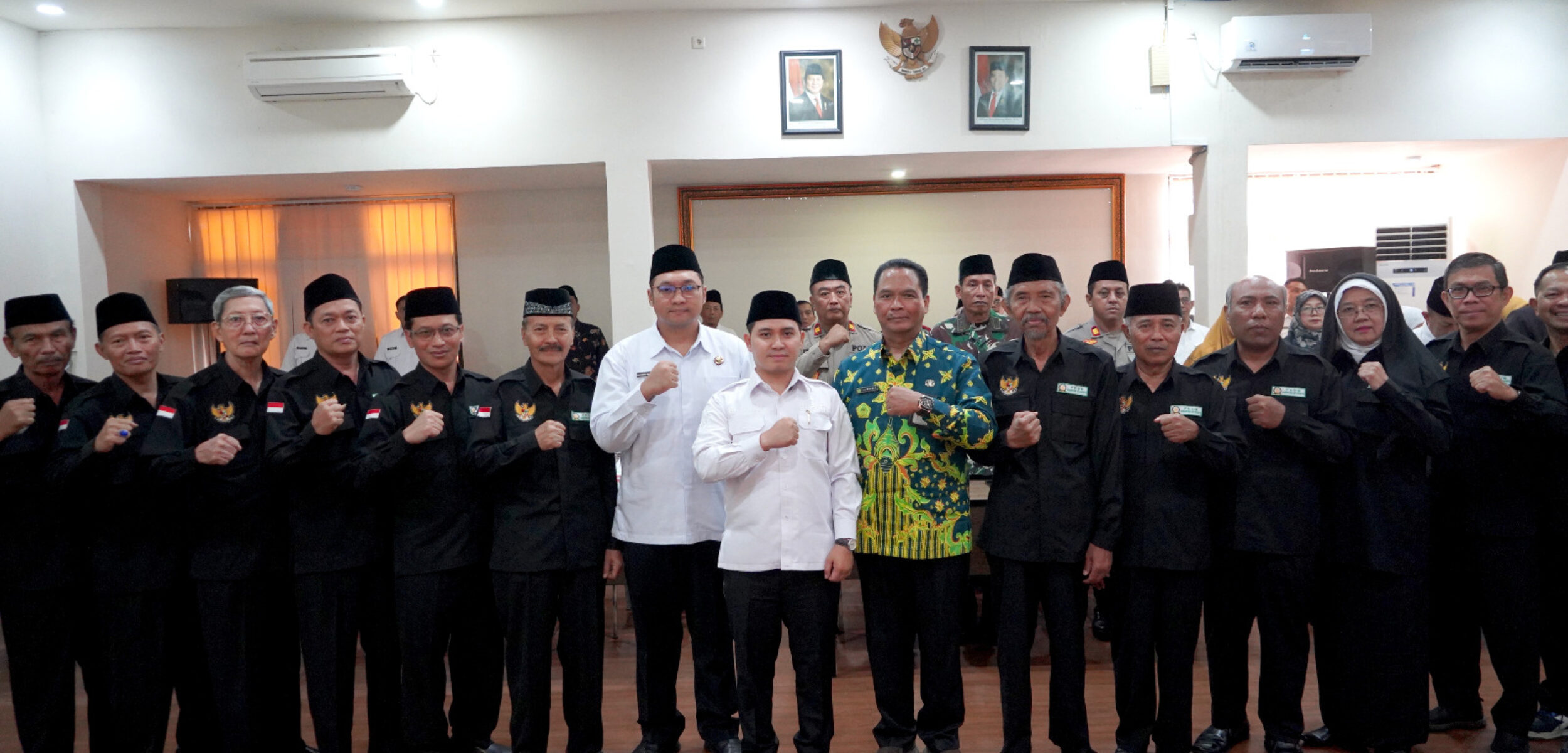 Bupati Mojokerto Muhammad Albara mengukuhkan pengurus Forum Kerukunan Umat Beragama (FKUB) Kabupaten Mojokerto untuk masa bakti 2025–2030. (Kominfo Kab Mojokerto)
