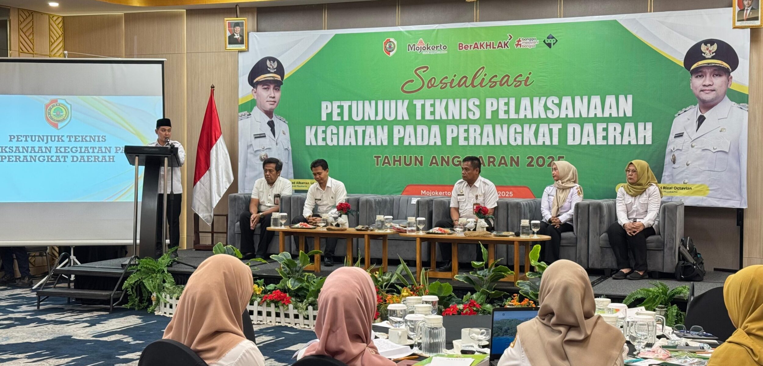 Bupati Mojokerto Muhammad Albarra menyampaikan sambutan dalam acara Petunjuk Teknis (Juknis) Pelaksanaan Kegiatan pada Perangkat Daerah. (Kominfo Kab Mojokerto)