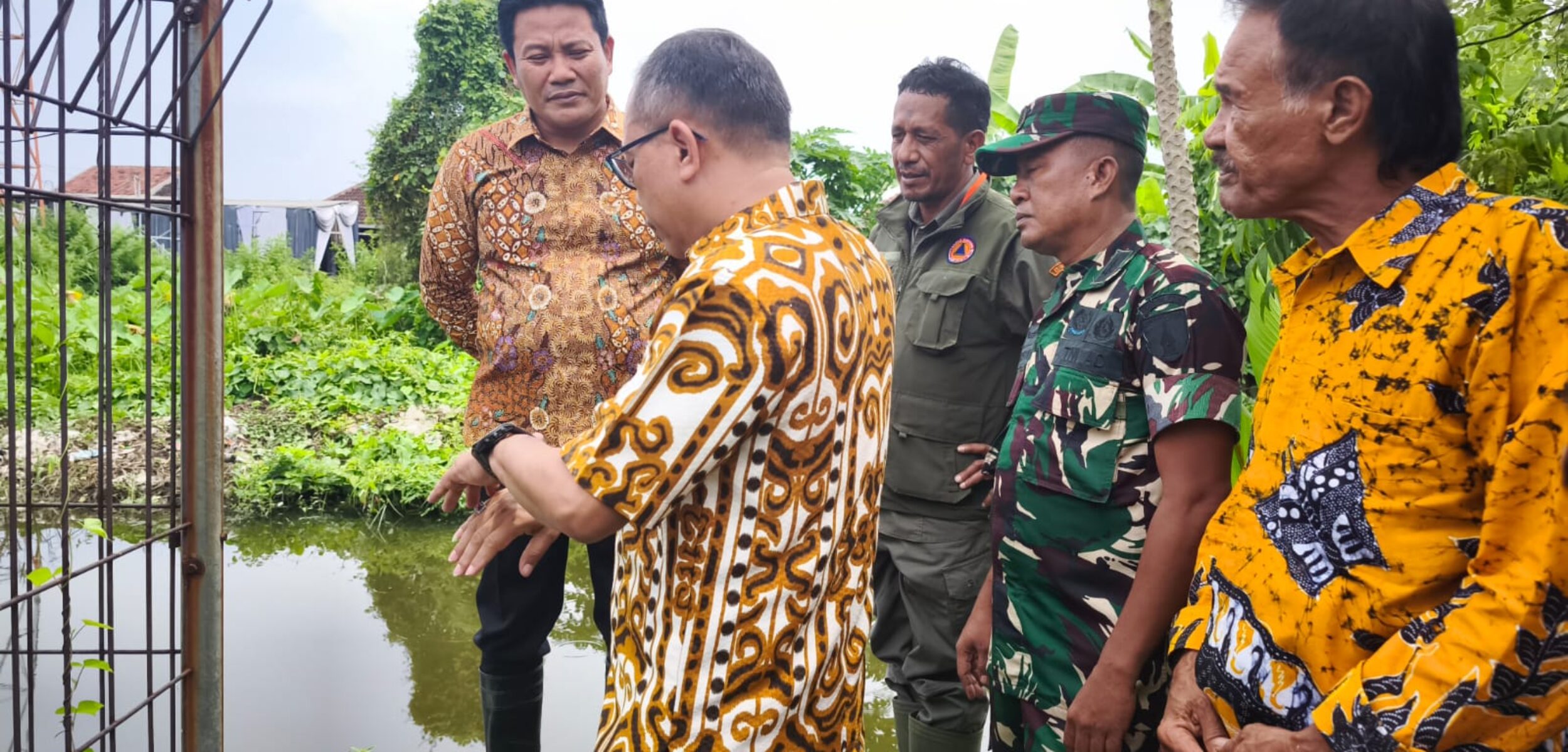 Bupati Sidoarjo saat meninjau banjir