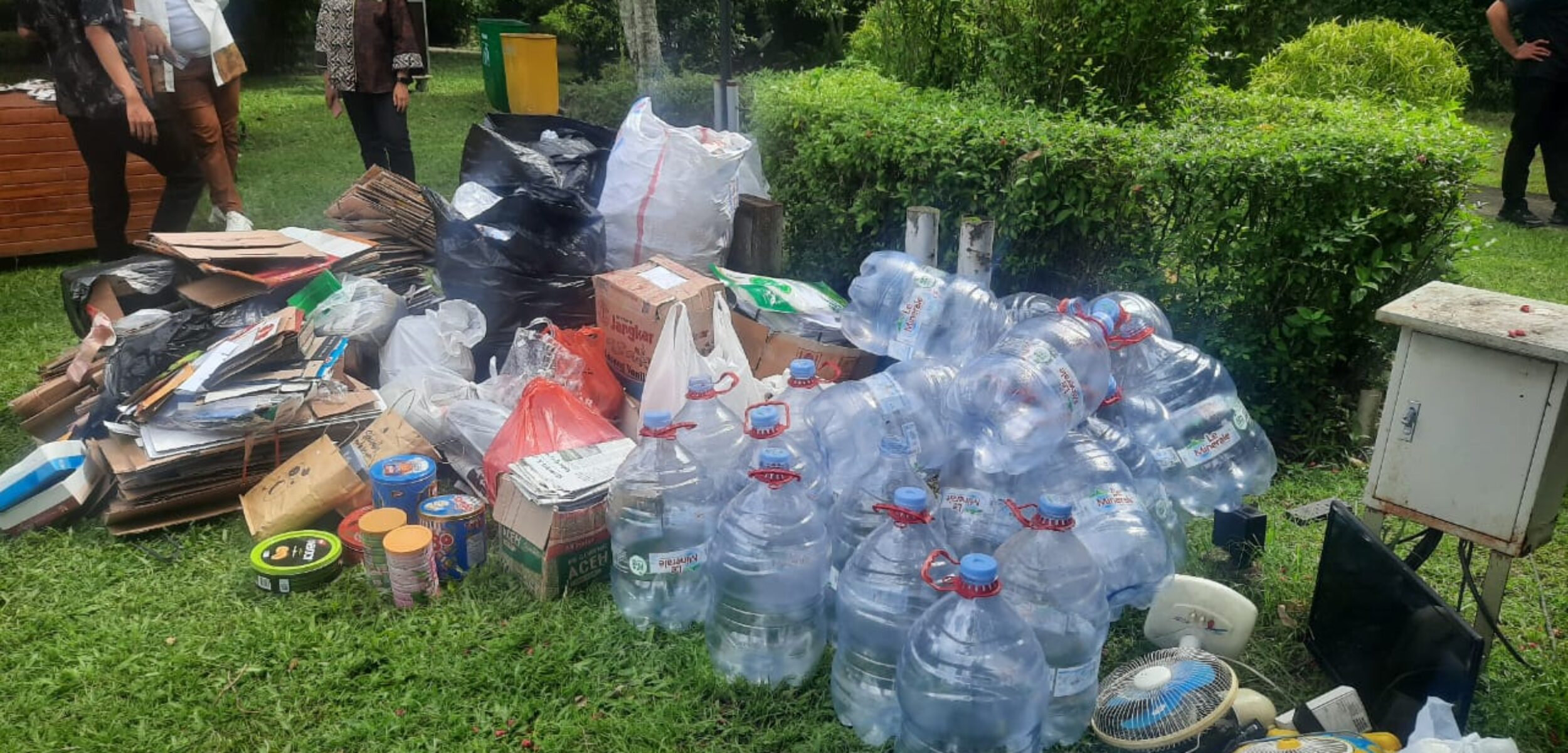 Sejumlah sampah dikumpulkan usai ditukar dengan pangan sehat di Hotel Loman, Gejayan, Sleman, DIY, Jumat (28/11/2025). (Hadid Husaini/kabarterdepan.com).