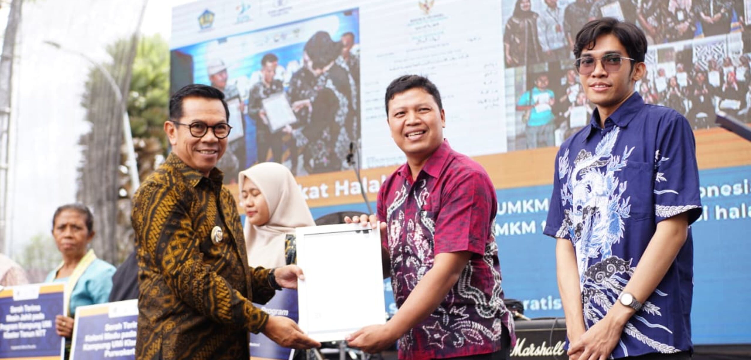 IMG 20251128 WA0107 3 Pemberian penghargaan di Pasar Rakyat UMi 2025