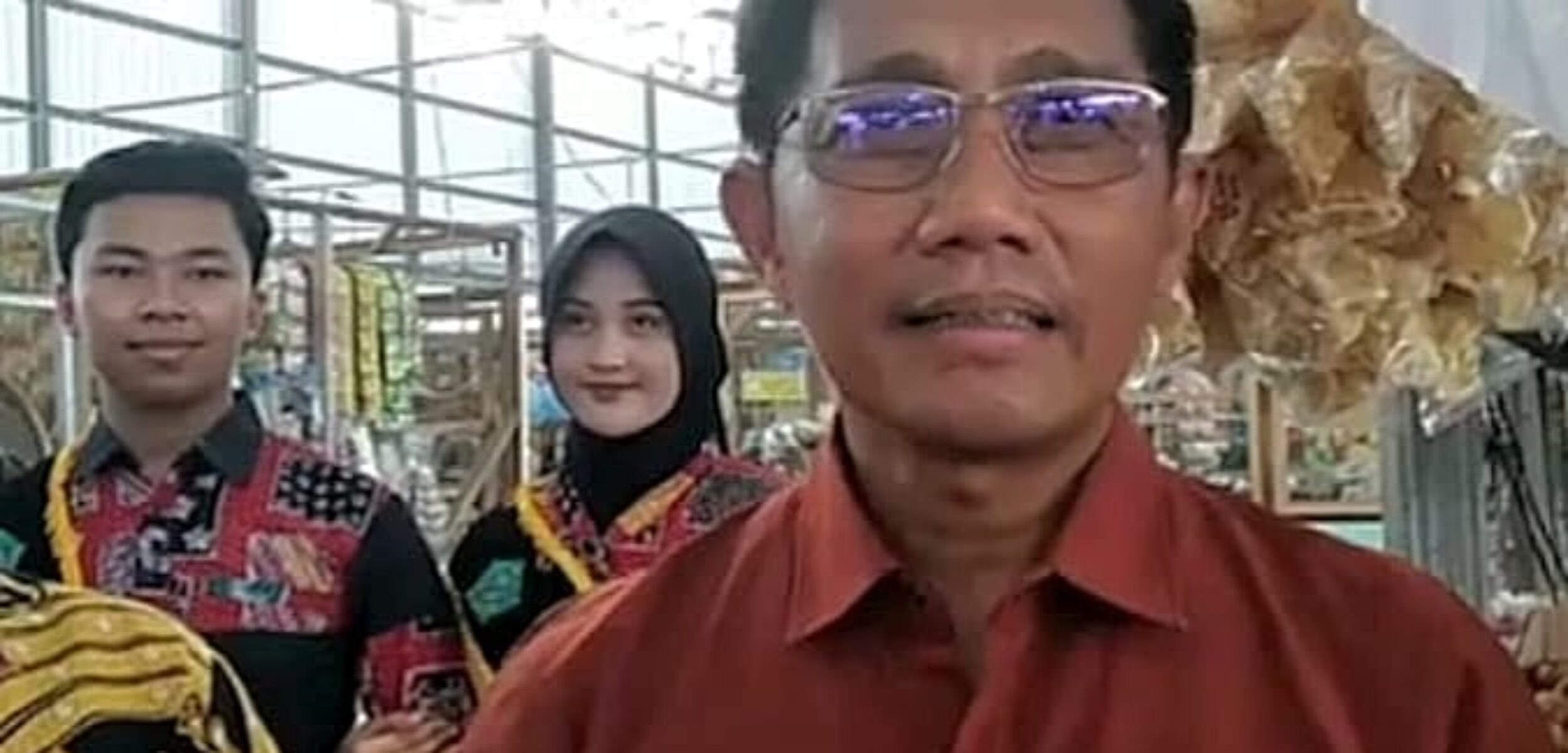 Kadisporapar Sidoarjo, Yudhi Iriyanto sat diwawancarai soal pasar surungan (zal/kabarterdepan.com)