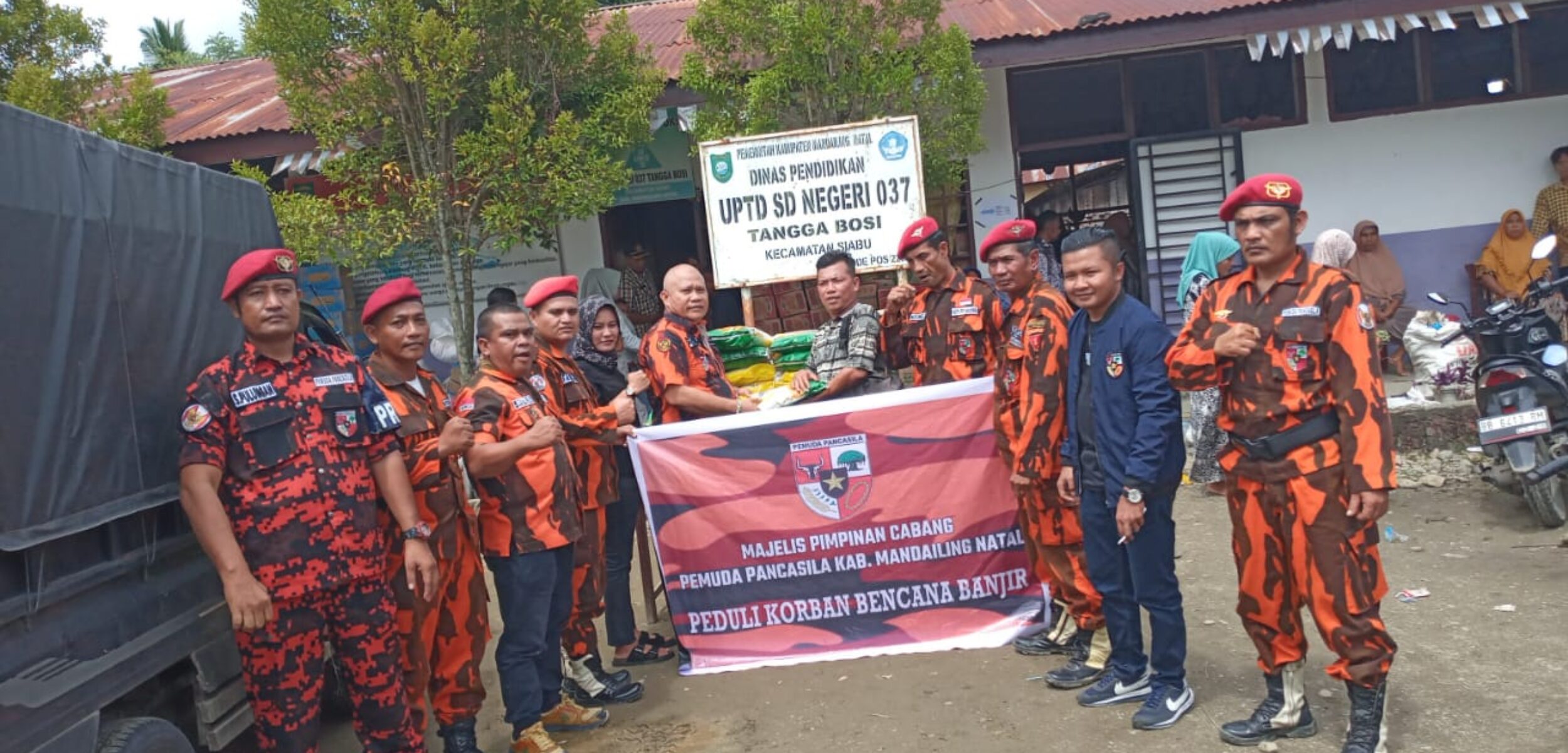 Pemuda Pancasila Madina Salurkan Bantuan untuk Pengungsi Banjir di SDN 037 Desa Tangga Bosi