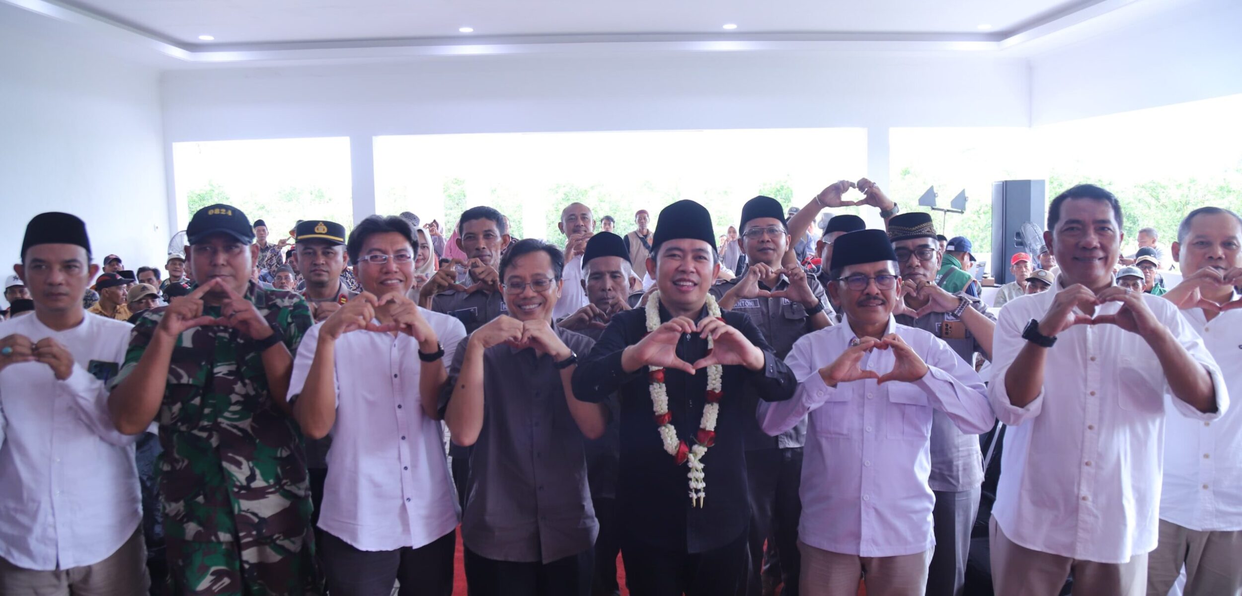 Gus Fawait foto bersama petani