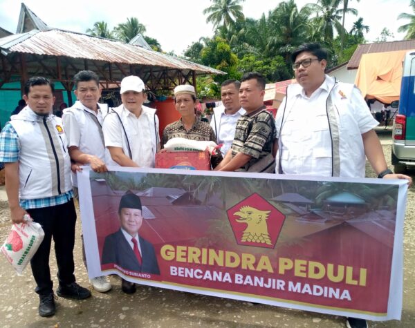 DPC Gerindra Madina Salurkan Bantuan untuk Korban Bencana Banjir, Ketua Menangis saat Hibur Anak-anak di Pengungsian