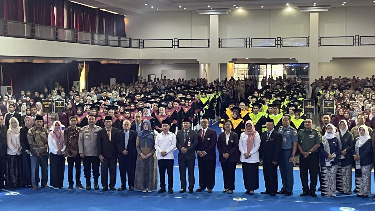 Bupati Mojokerto Muhammad Albarra menghadiri acara wisuda ratusan mahasiswa Universitas Bina Sehat PPNI Mojokerto. (Izhah/Kabarterdepan.com)