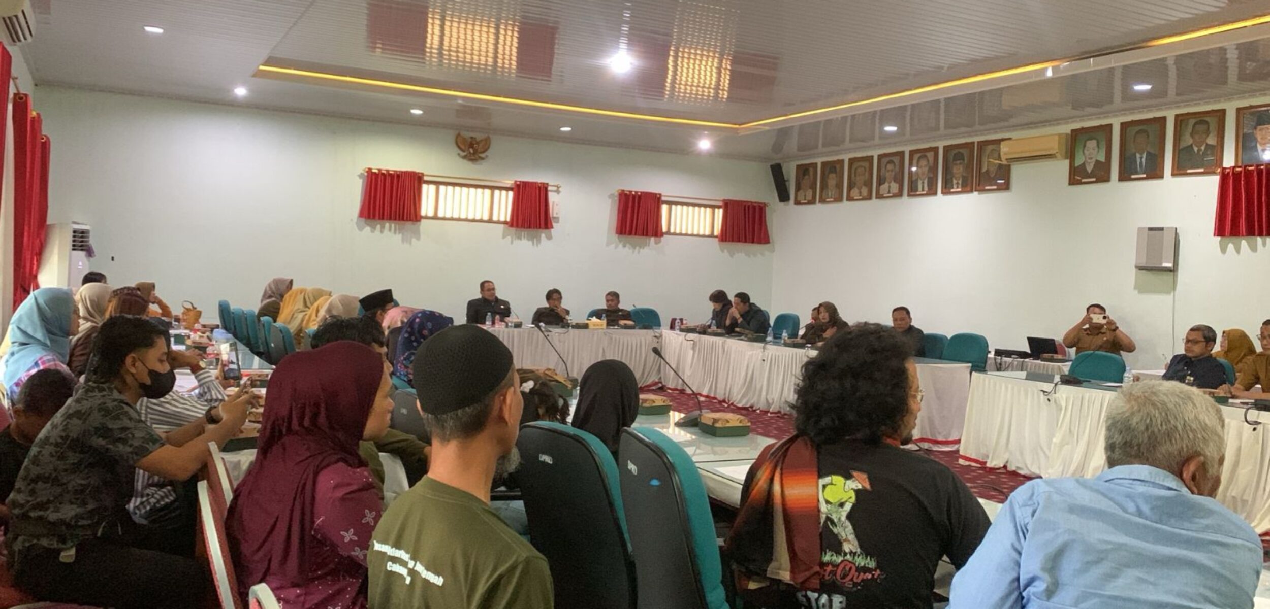 Viral! Guru YP Dapat Dukungan, Puluhan Guru dan Wali Murid Datangi DPRD Sragen, Ada Apa?