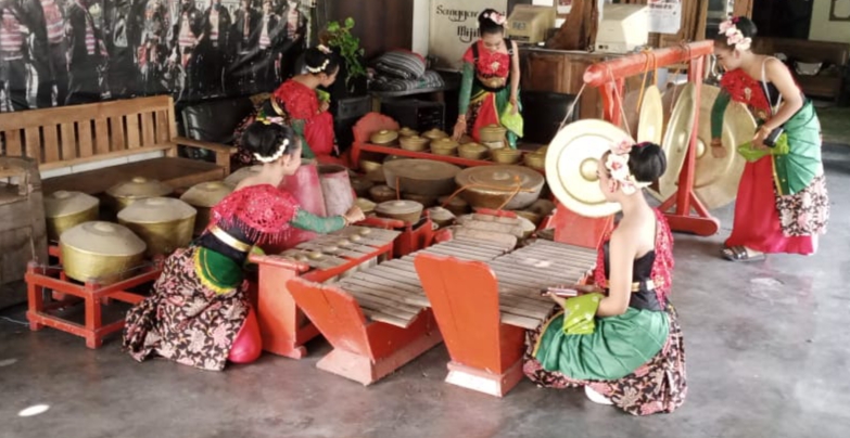 alat musik gamelan
