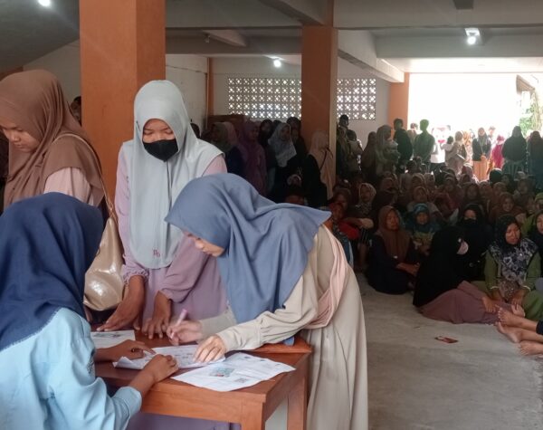 Ibu -Ibu penerima BLTS Kesra di Sragen rela mengantre di basement Kantor Kecamatan (masrikin/kabarterdepan.com)