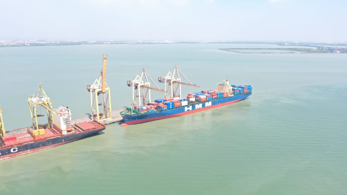 Kegiatan Bongkar Muat di Dermaga Internasional TPS 1 peti kemas