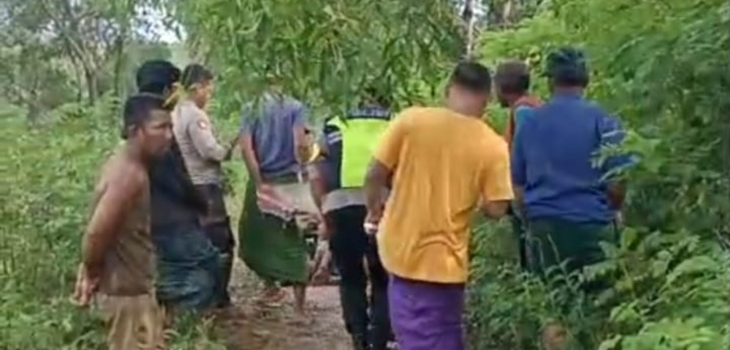 Proses evakuasi mayat penuh luka di Tambelangan Sampang. (Fais/kabarterdepan.com) 