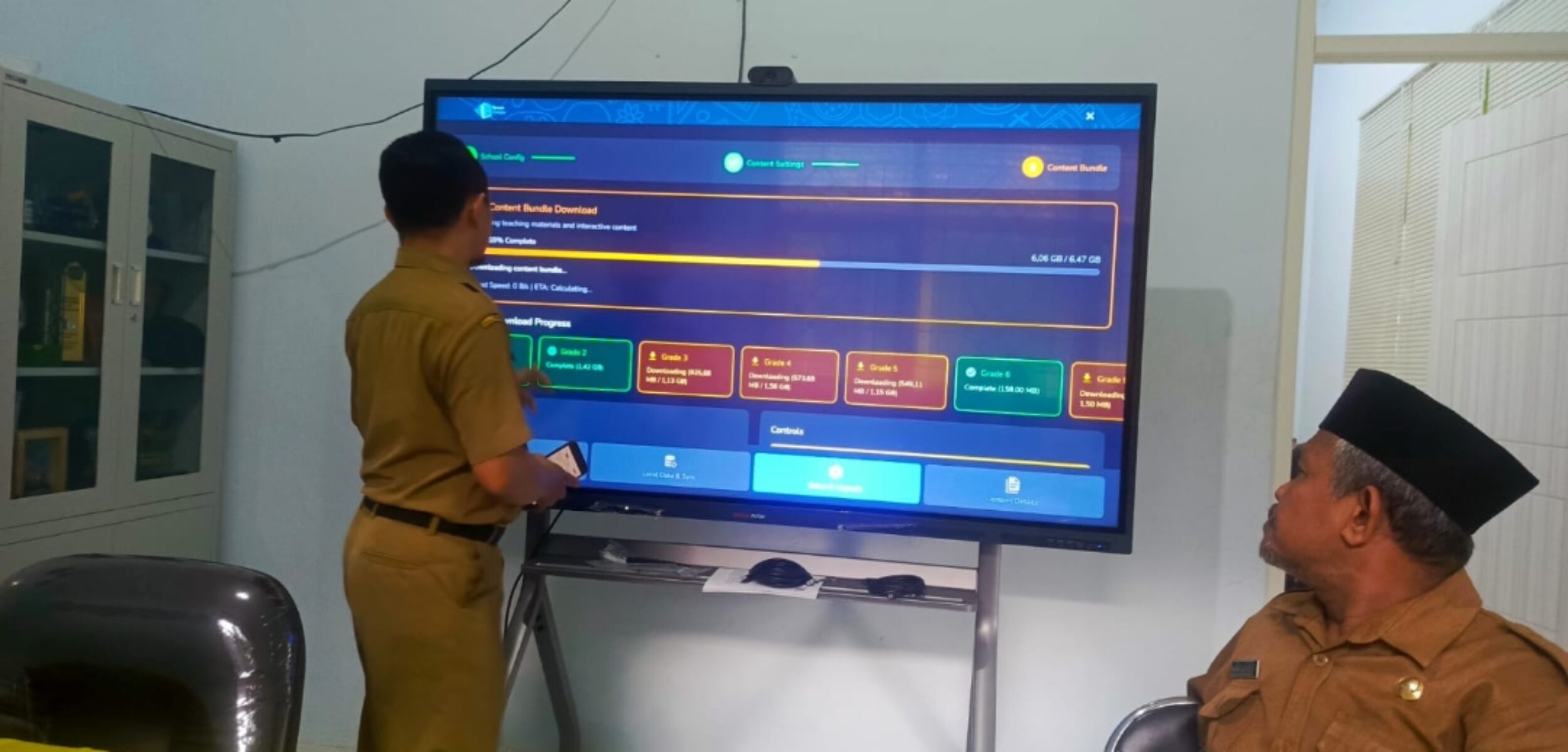SMAN 3 Sampang Terima Smart TV 75 Inci dari Pemerintah, Dukung Program Digitalisasi Pendidikan