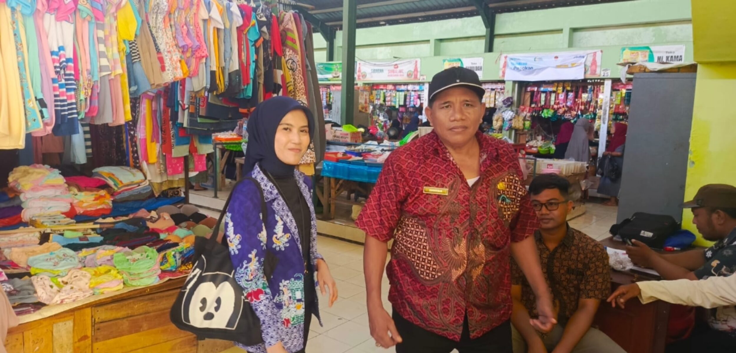 Bank Jatim di dampingi pengolah pasar setelah melakukan pemantauan ke pedagang pasar rong tengah (fais/kabarterdepan.com)Sampang 